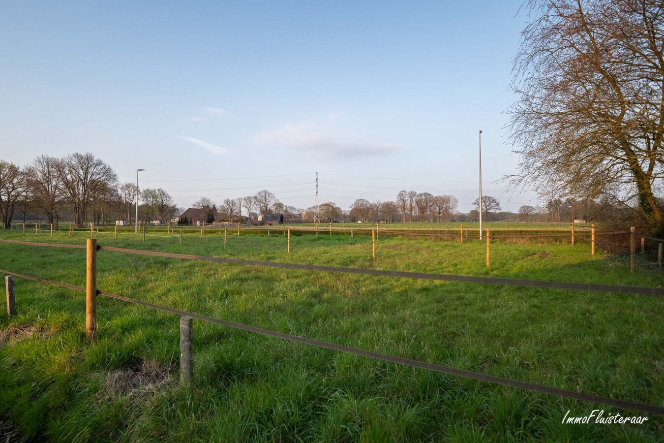 Recent gerenoveerde eigendom met stallen op ca. 35 are te Ham 