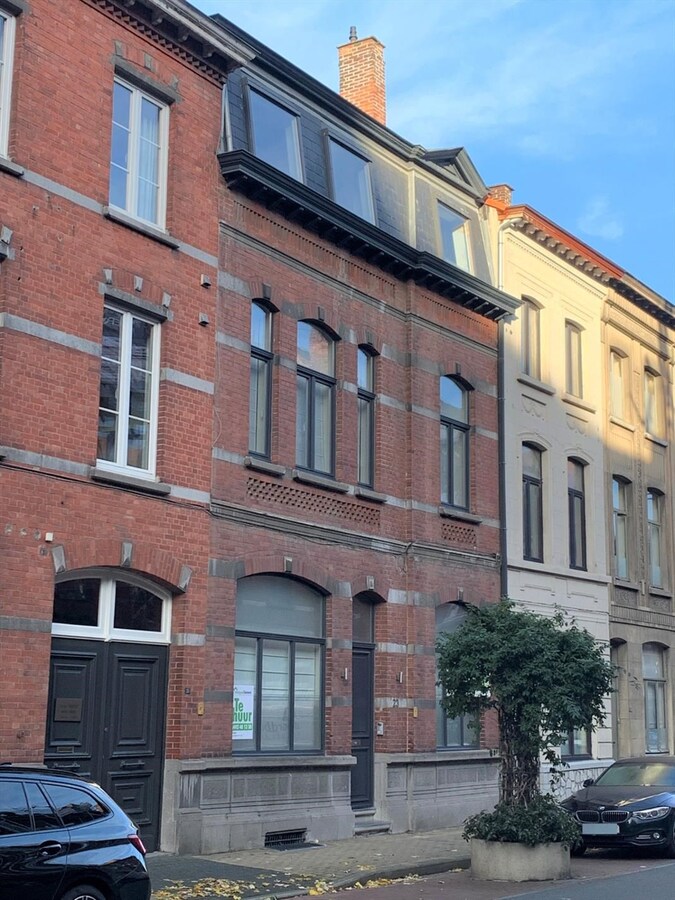 Tof gerestaureerde herenwoning met 4 slaapkamers + binnenpatio en terras, nabij kerk 