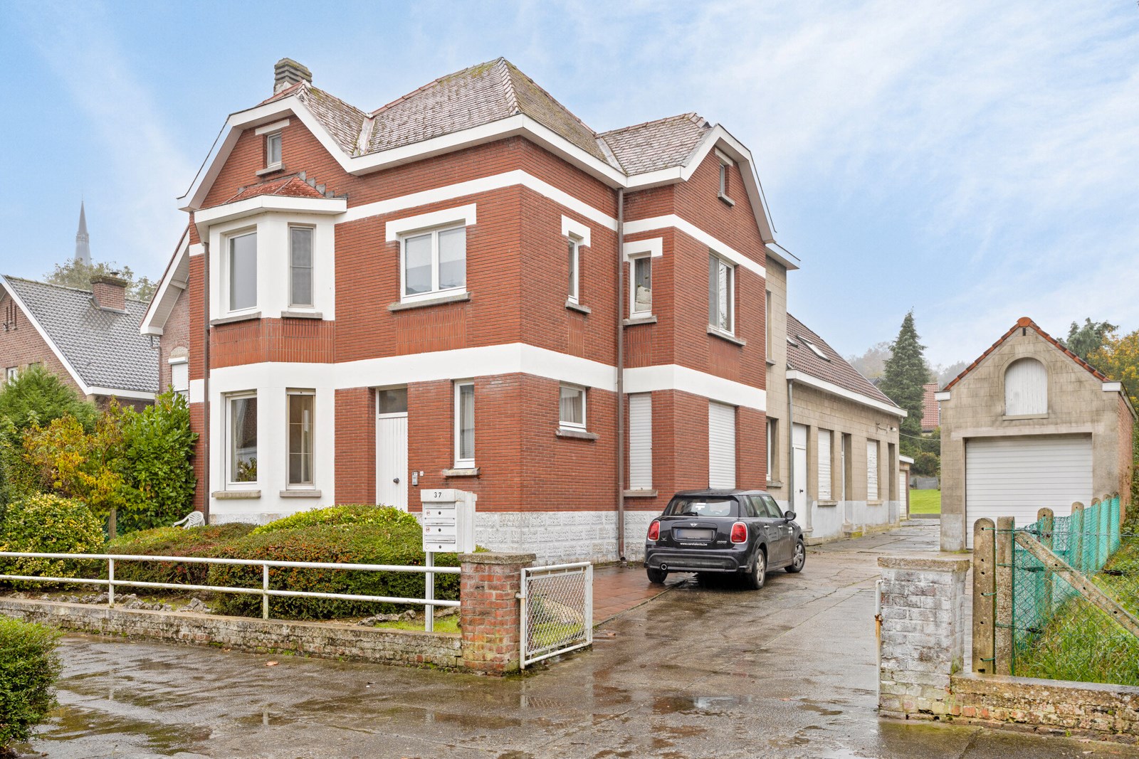 KANGOEROE WONING MET TUIN EN 3 GARAGE’S EN ATELIER 1652 ALSEMBERG (BEERSEL). 