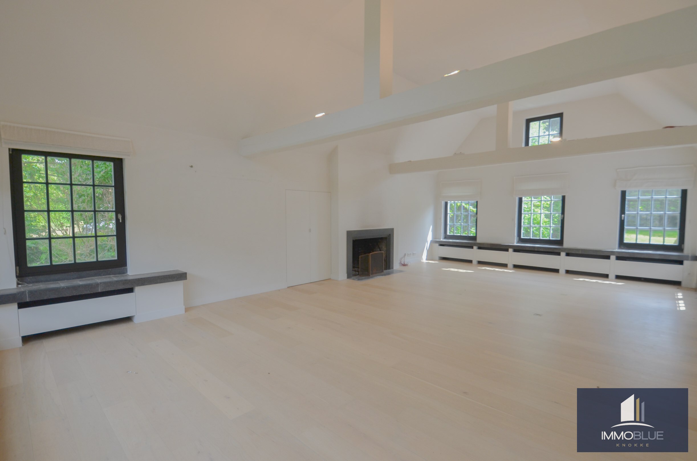 Villa exclusive, situ&#233;e au calme sur un terrain de 1.628 m&#178;, &#224; proximit&#233; du Royal Zoute Tennis Club. 