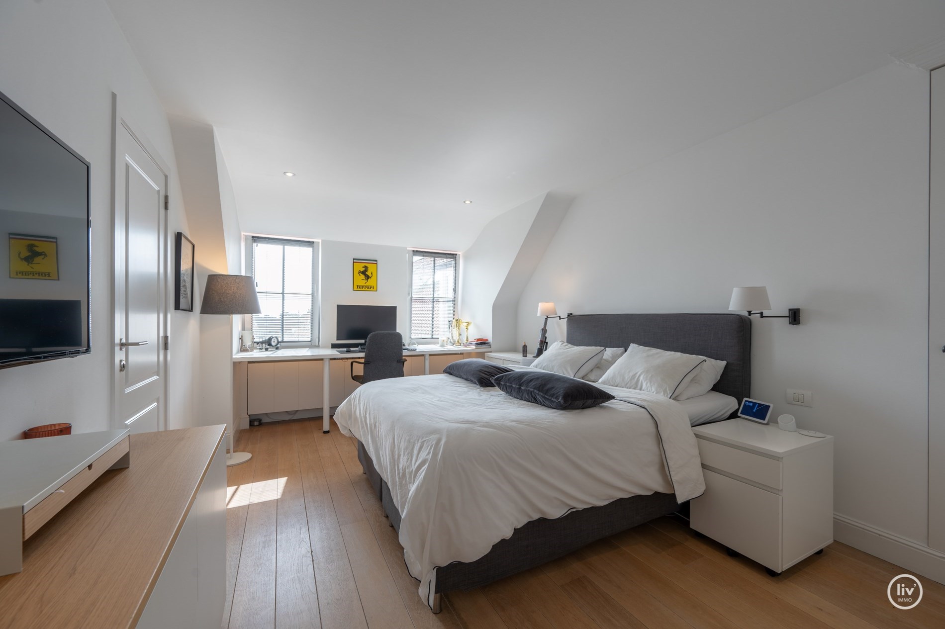 Duplex d&#39;angle de 160 m2 avec de magnifiques vues d&#233;gag&#233;es sur l&#39;avenue Dumortier &#224; Knokke. 