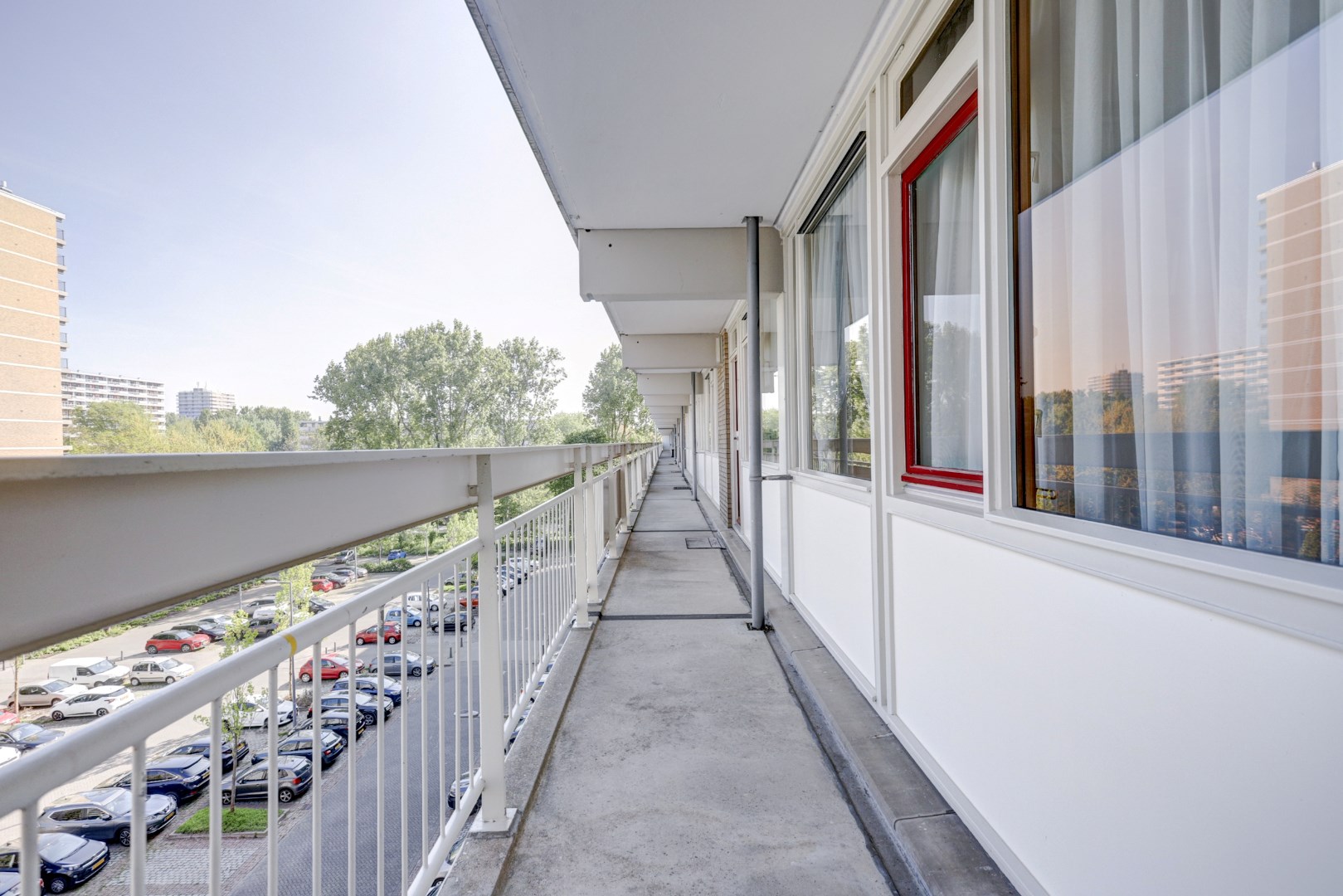 Licht 3 (voorheen 4) kamer appartement op de vijfde verdieping met woningbreed balkon! 