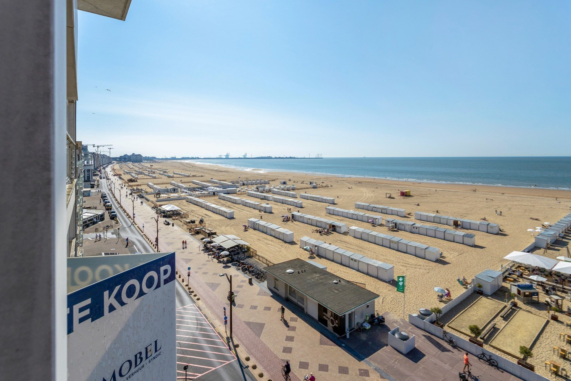 Opendeurdag Zaterdag 02/08 tussen 16u15 en 18u (Zeedijk Albertstrand 536): Gezellig en prachtig gerenoveerd vakantie appartement met frontaal zeezicht. 
