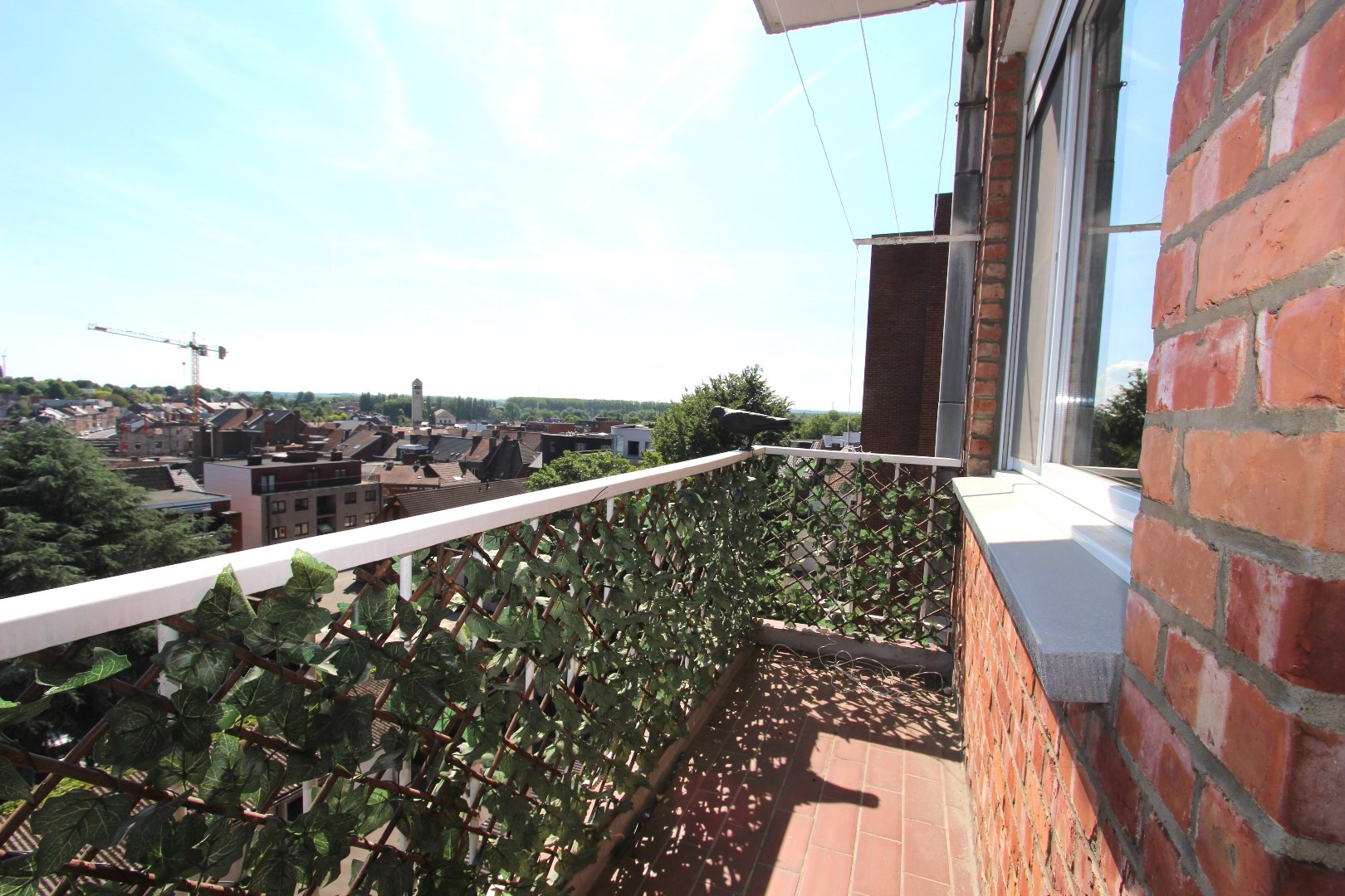 RUIM APPARTEMENT MET 3 SLAAPKAMERS 
