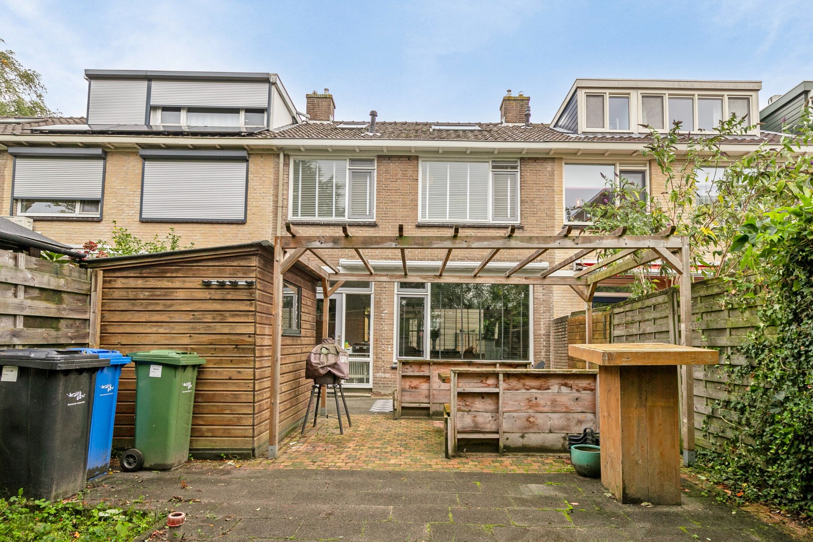 Kopers opgelet! Keurige 5-kamer tussenwoning met 4 ruime slaapkamers, ruime tuin op het zuidoosten en gelegen op eigen grond! 