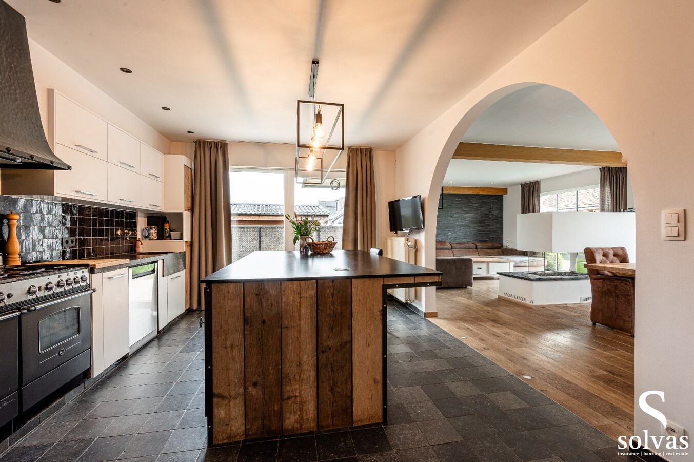 Instapklare woning met loods en prachtig aangelegde tuin en zwembad 