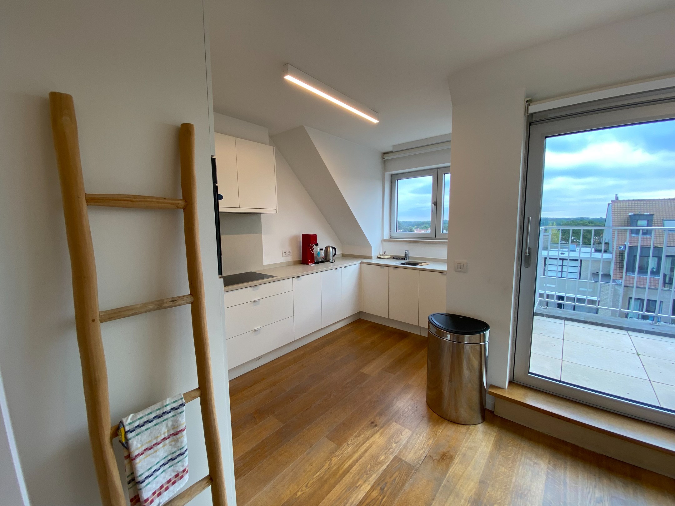 Meubl&#233; - Appartement en duplex avec 3 chambres &#224; coucher compl&#232;tes et deux grandes terrasses orient&#233;es vers le soleil avec des vues d&#233;gag&#233;es, situ&#233; du c&#244;t&#233; ensoleill&#233; de l&#39;avenue Lippens. 