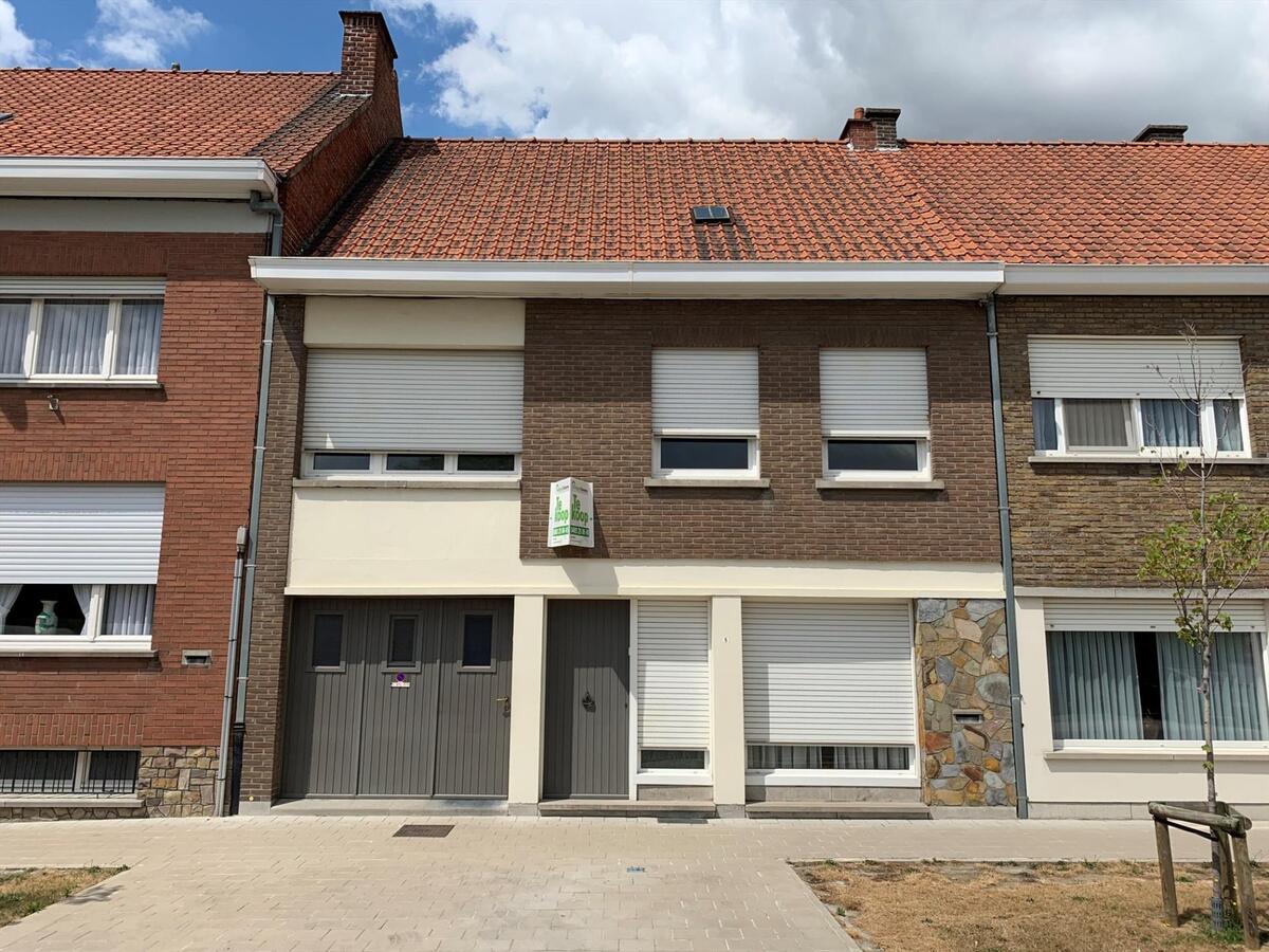 Ruime 4-slpk-woning met garage en tuin, aan kerk Rumbeke gelegen 