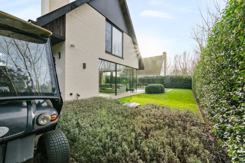 Prachtig vernieuwde koppelvilla rustig gelegen tussen Knokke centrum en Het Zoute met een perfecte Zuid-West ori&#235;ntatie. 