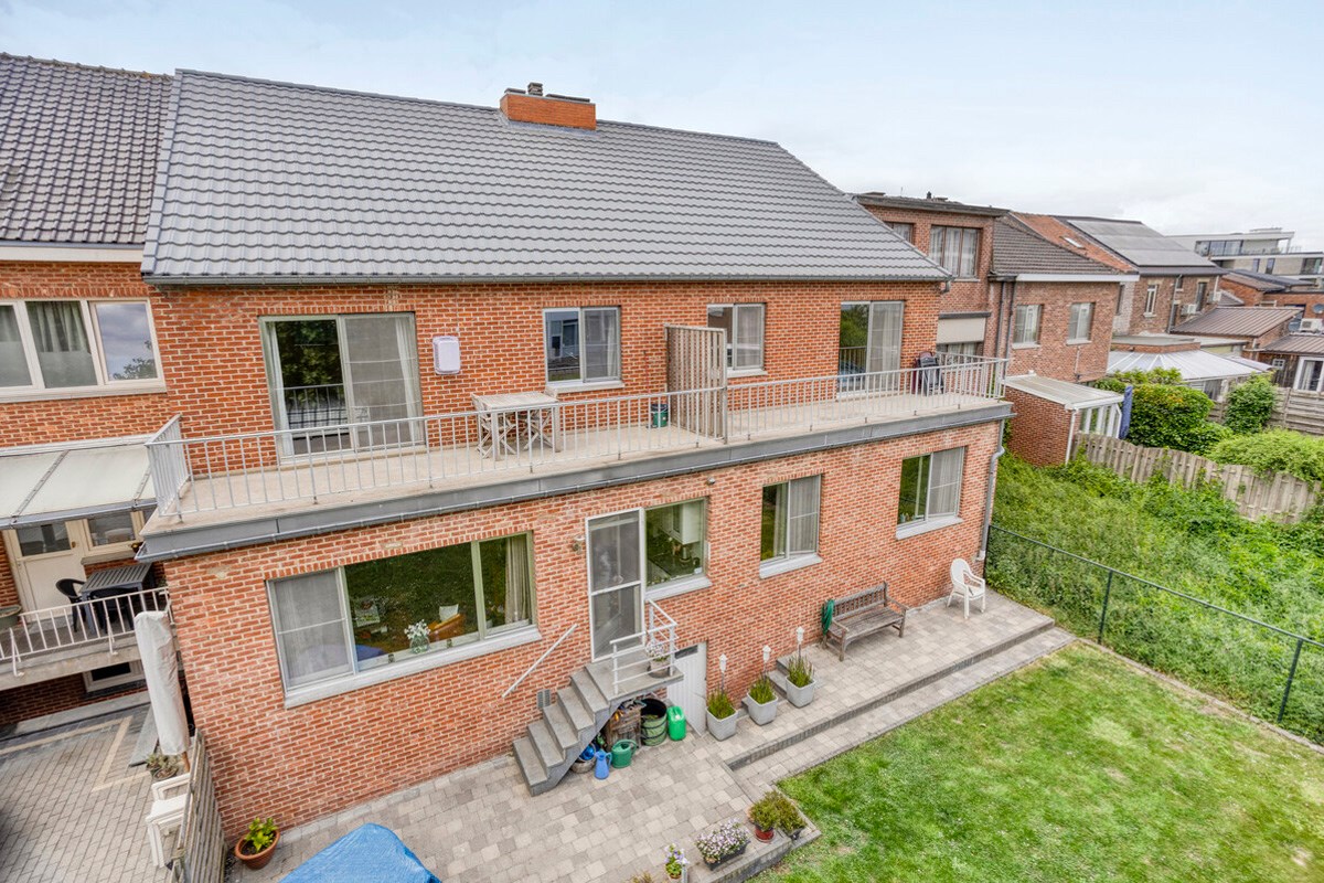 Opbrengsteigendom met 3 appartementen, garages en tuin 