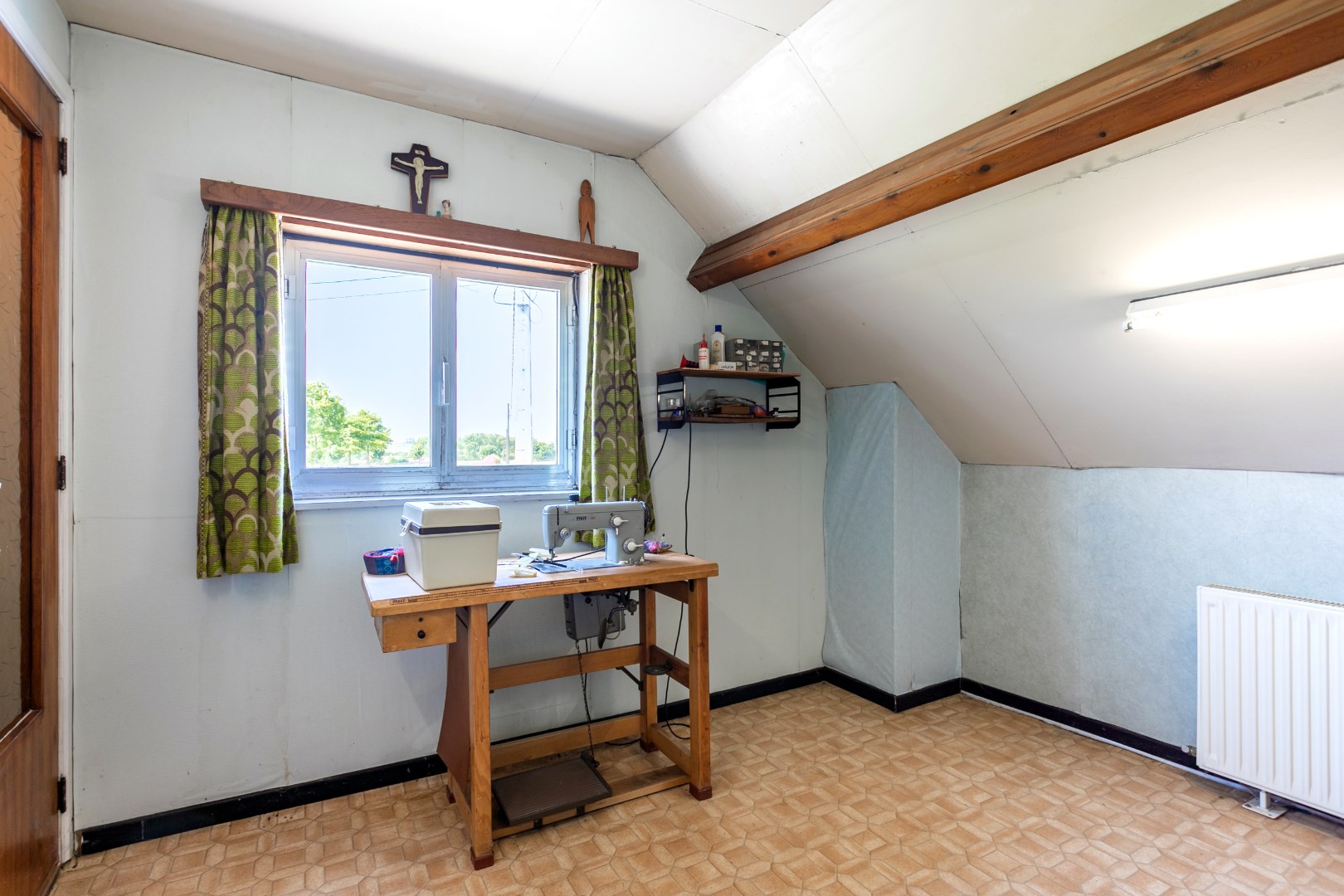 Maison &#224; r&#233;nover avec 3 chambres, entrep&#244;t et prairie sur 59a dans le cadre verdoyant de Pepingen. 