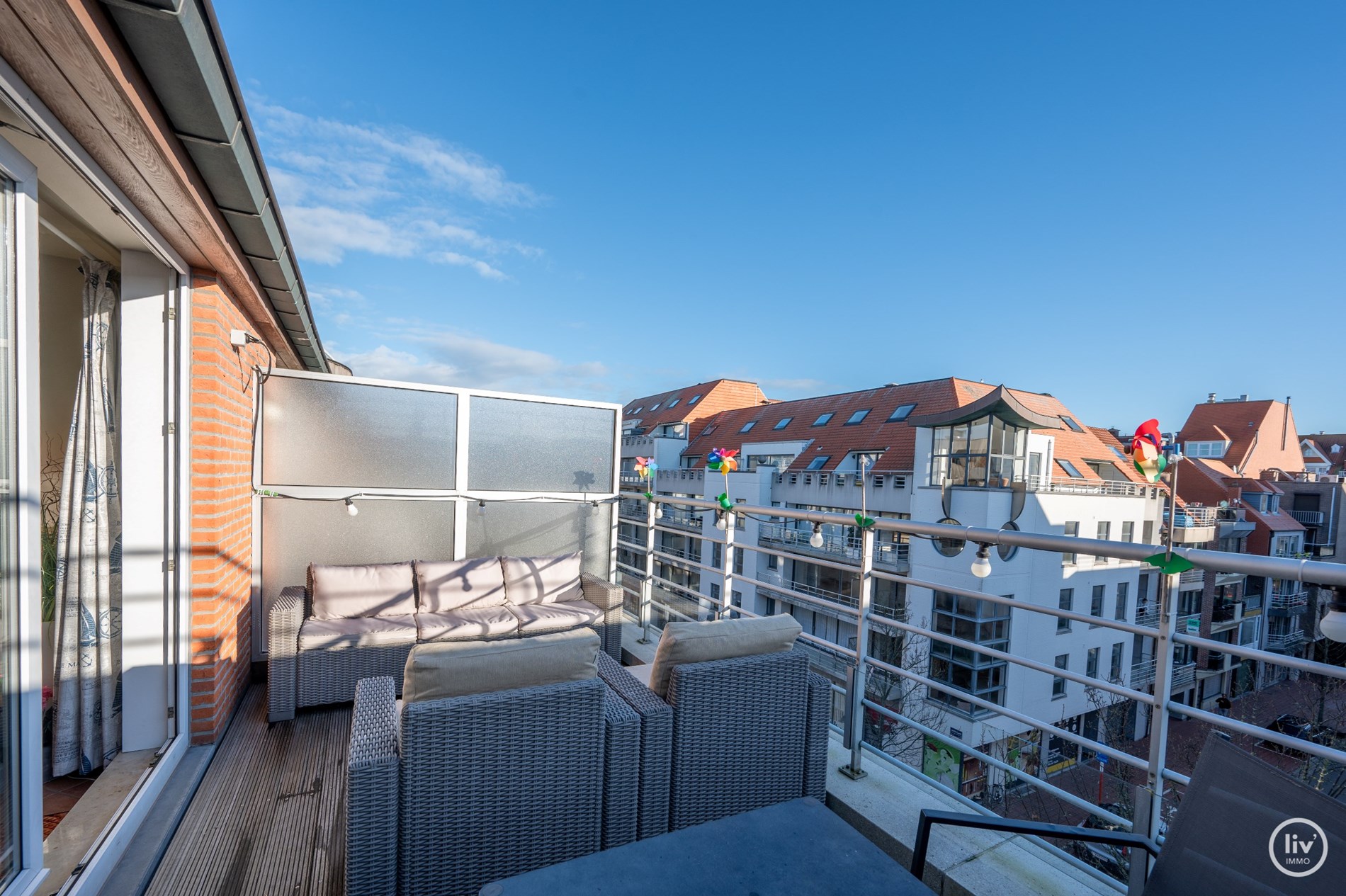 Ruim appartement met 3 slaapkamers en 2 badkamers in Knokke met open zicht in de straat. 