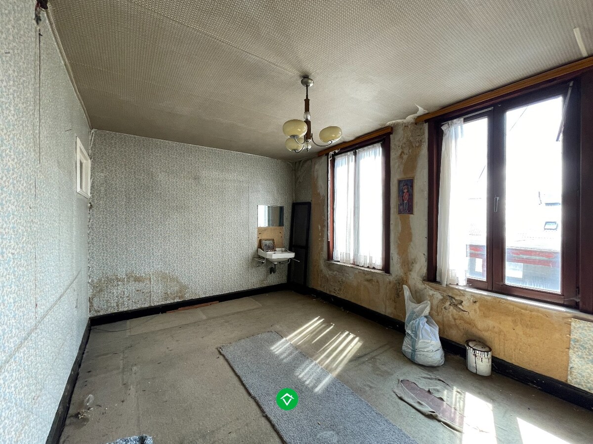 Woning met 3 slaapkamers, zeer grote werkplaats/garage/loods en tuin te Roeselare 