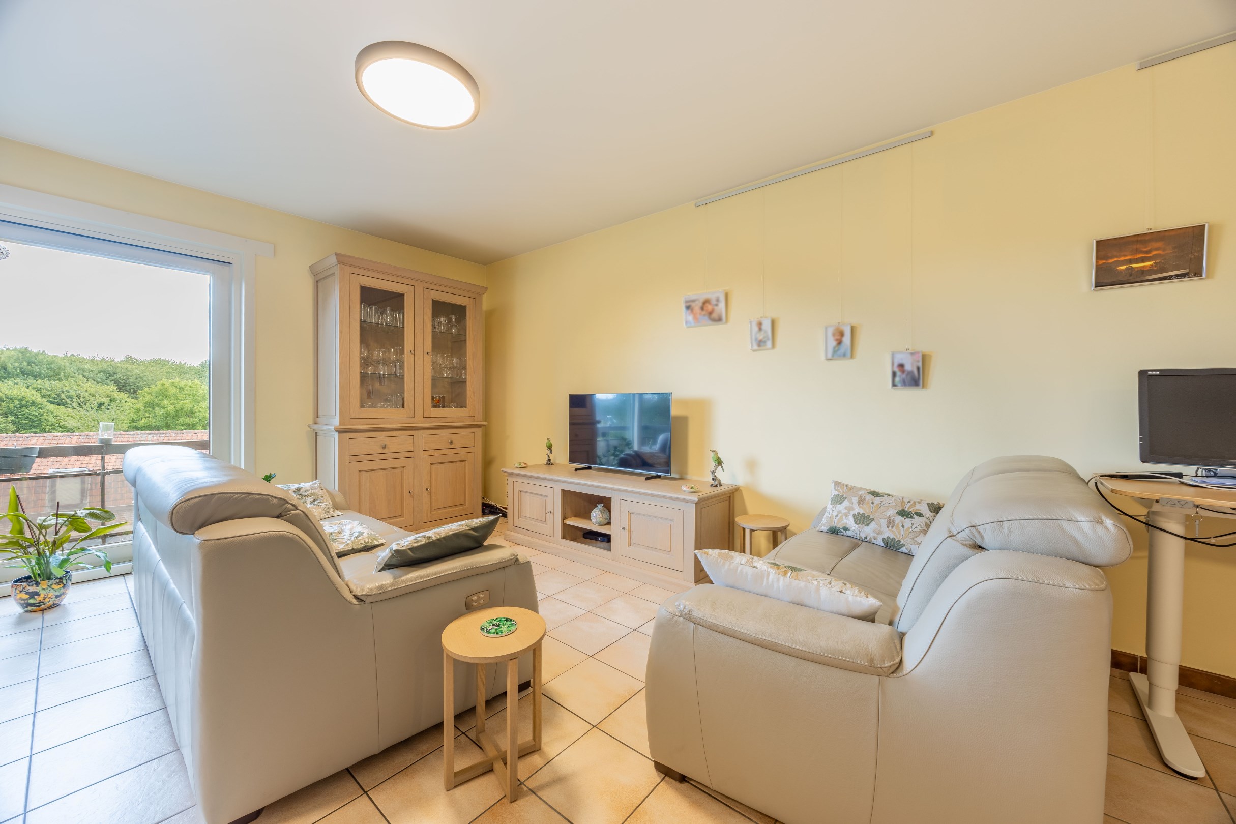 INSTAPKLAAR APPARTEMENT MET 2 SLAAPKAMERS EN GARAGE 