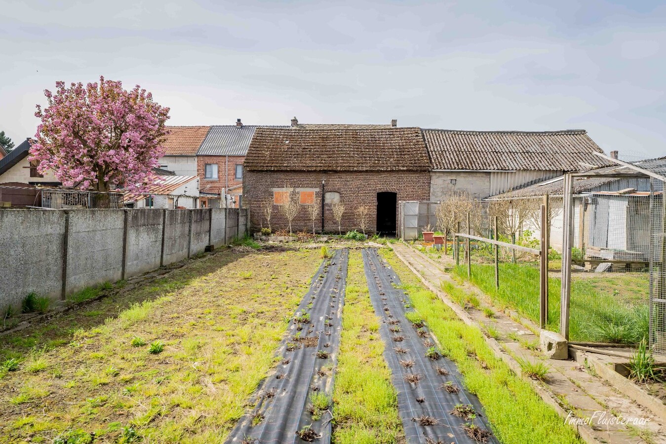 Te renoveren woning met diverse bijgebouwen en een weiland op ca. 25 a te Zoutleeuw 