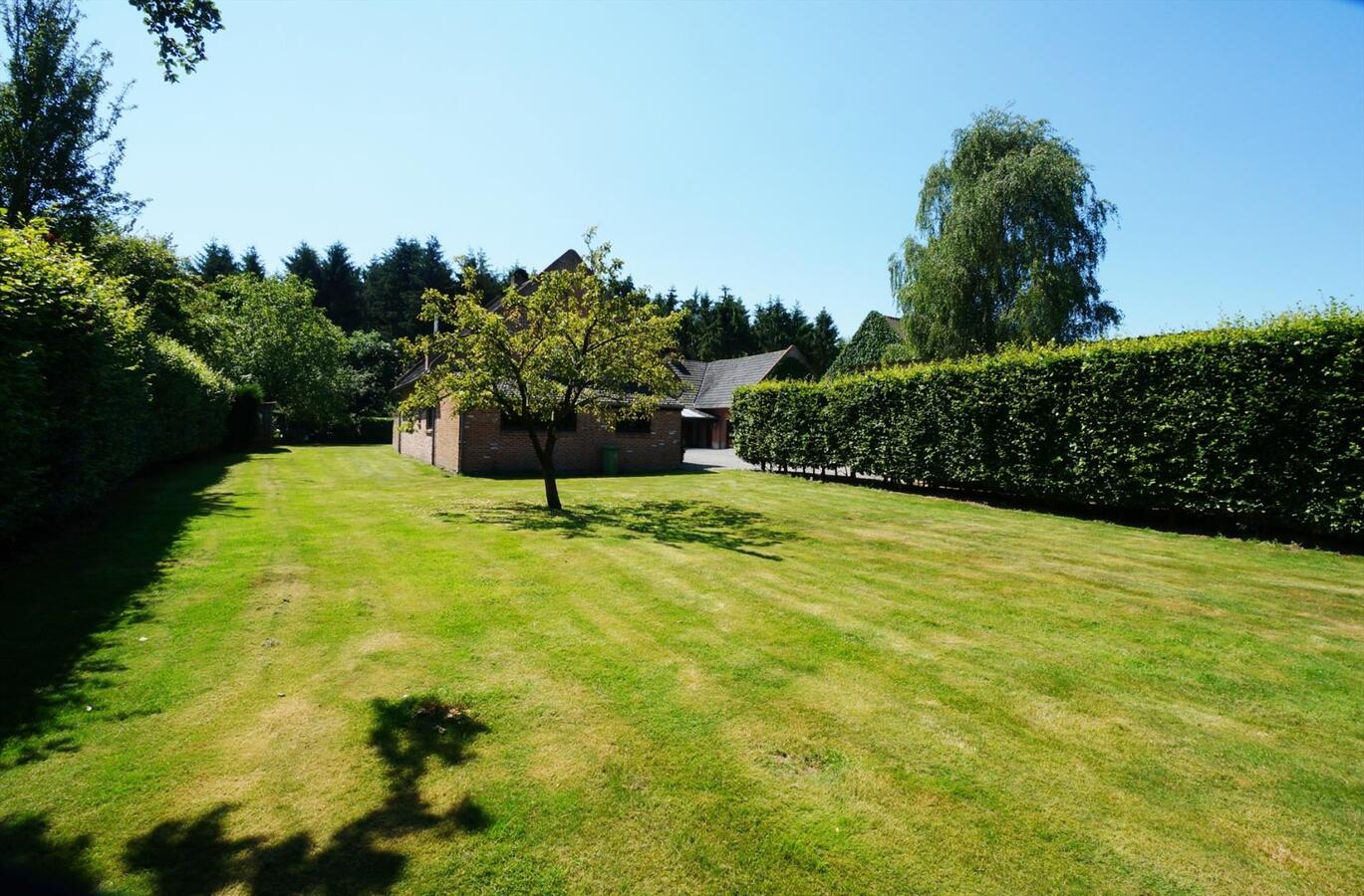 Rustig gelegen landhuis met bijwoning en ruime schuur op ca. 1,4 ha te Weelde (Ravels) 