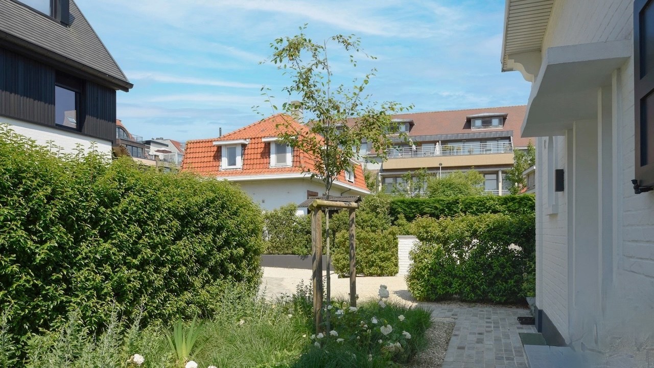 Belle villa dans une petite rue &#224; un emplacement tr&#232;s central, juste &#224; c&#244;t&#233; du centre commercial de Knokke et &#224; distance de marche de la mer. 