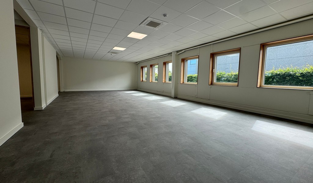 Gerenoveerde kantoren te huur vlakbij afrit E40/R4 in Merelbeke