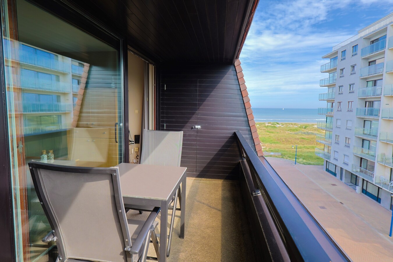 Appartement modern avec vue laterale sur mer 