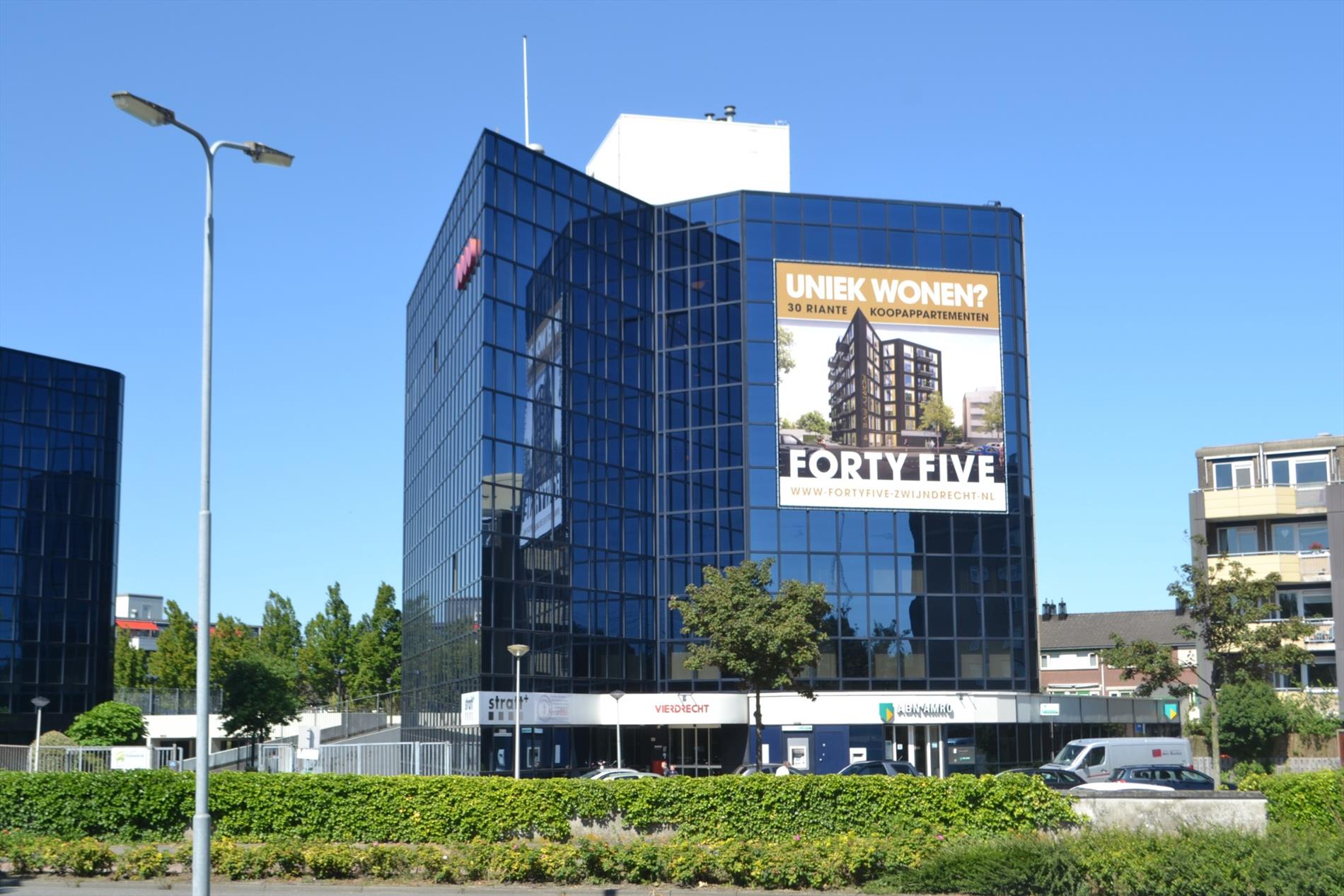 De transformatie van dit voormalige kantoorpand naar 30 appartementen is uniek voor de gemeente Zwijndrecht en inmiddels gestart. 