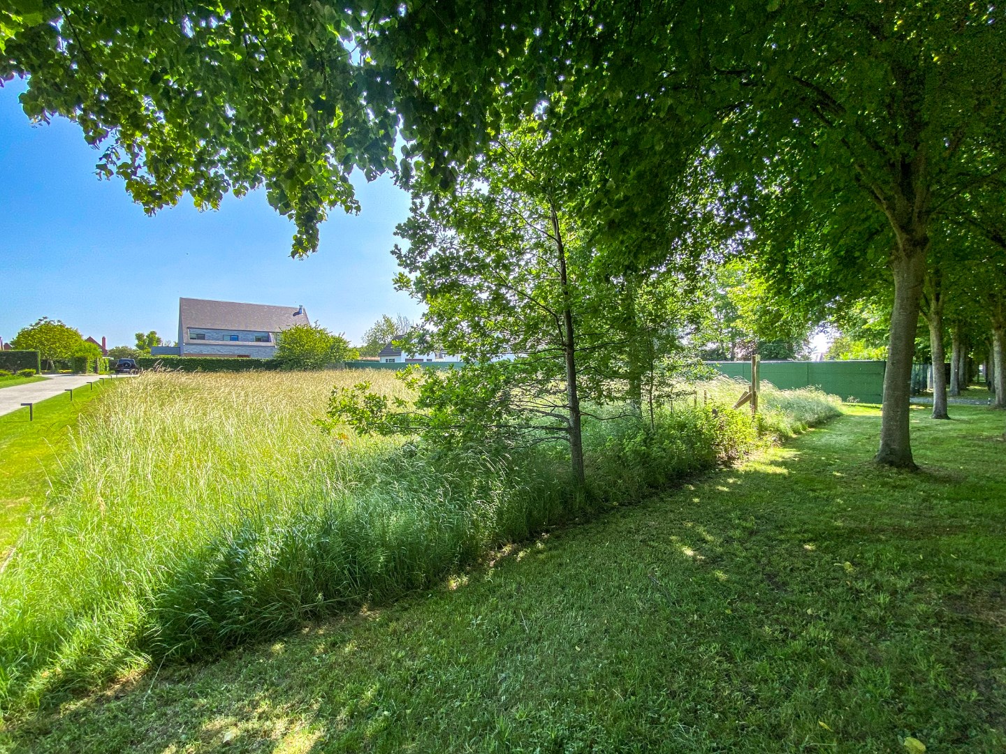 Ruim perceel van 1064 m&#178; in residenti&#235;le wijk bestemd voor open bebouwing te Oostduinkerke (Koksijde). 