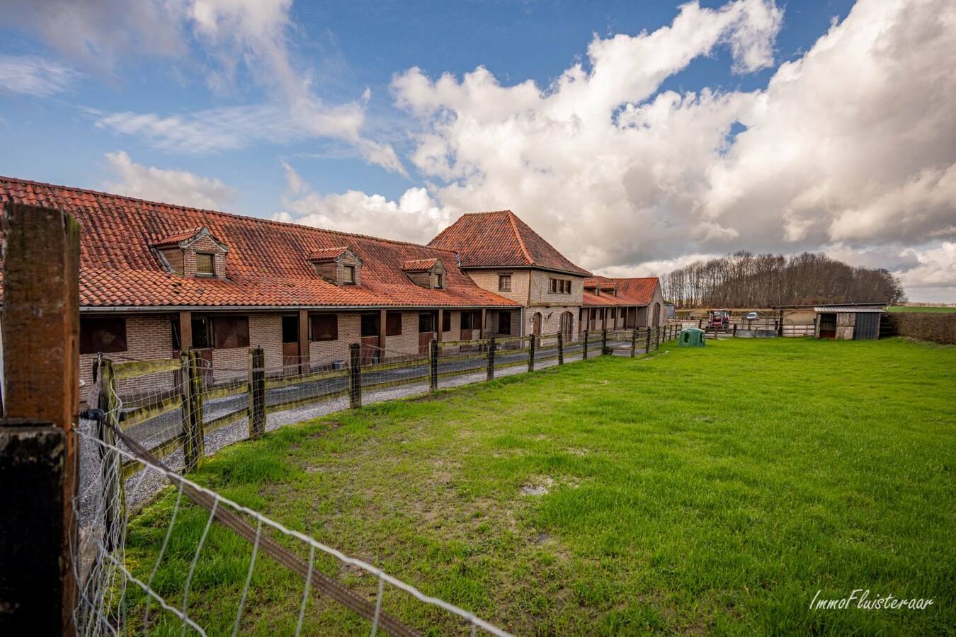 Magnifique complexe &#233;questre avec maison d&#39;entreprise, environ 33 &#233;curies et une piste int&#233;rieure sur plus de 5,6 hectares &#224; Bever (Brabant flamand). 