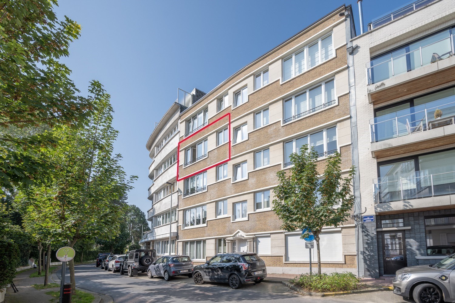 Volledig gerenoveerd 2 slaapkamer-appartement met een magnifiek OPEN ZICHT over de villa&#39;s te Churchilllaan. 