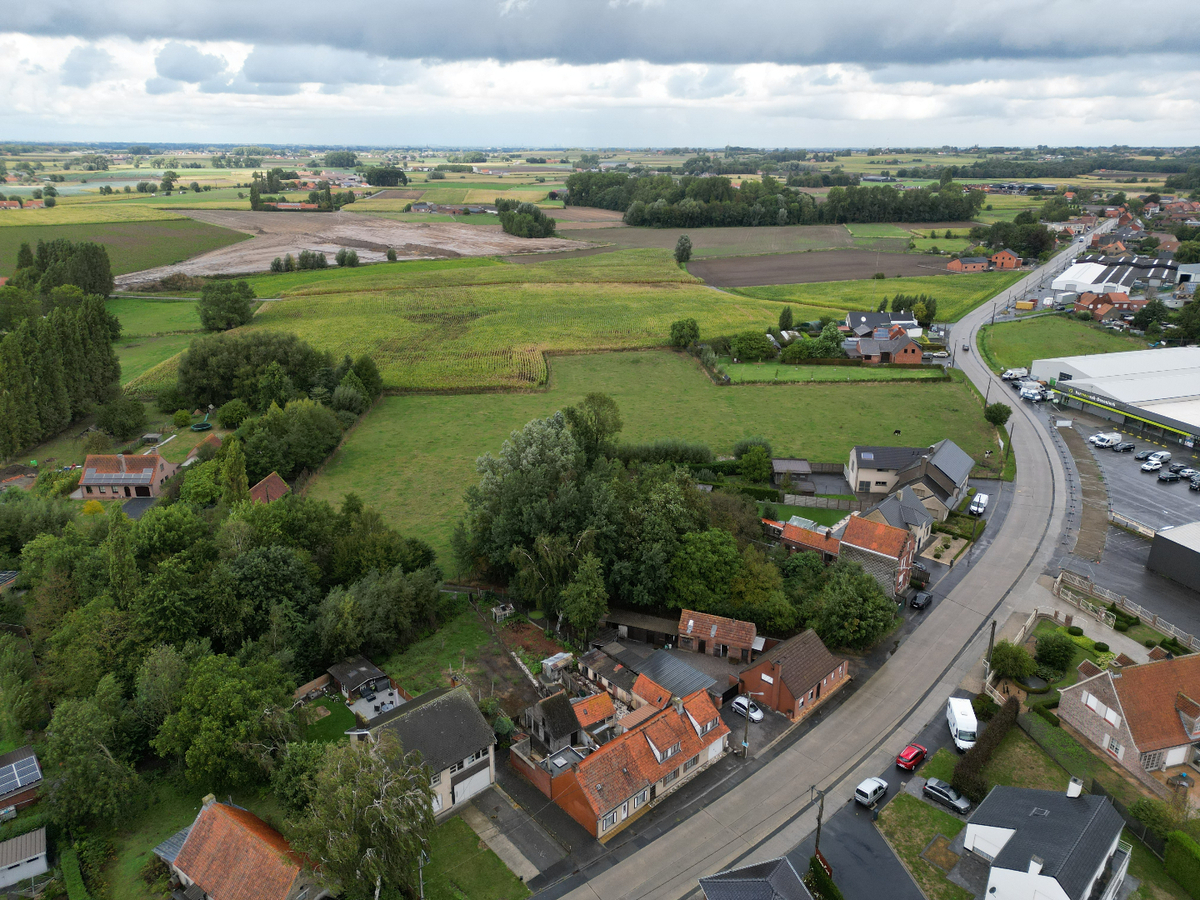 2 ruime grondig te renoveren/af te breken woningen met een gezamelijke grondoppervlakte van 912 m&#178; 