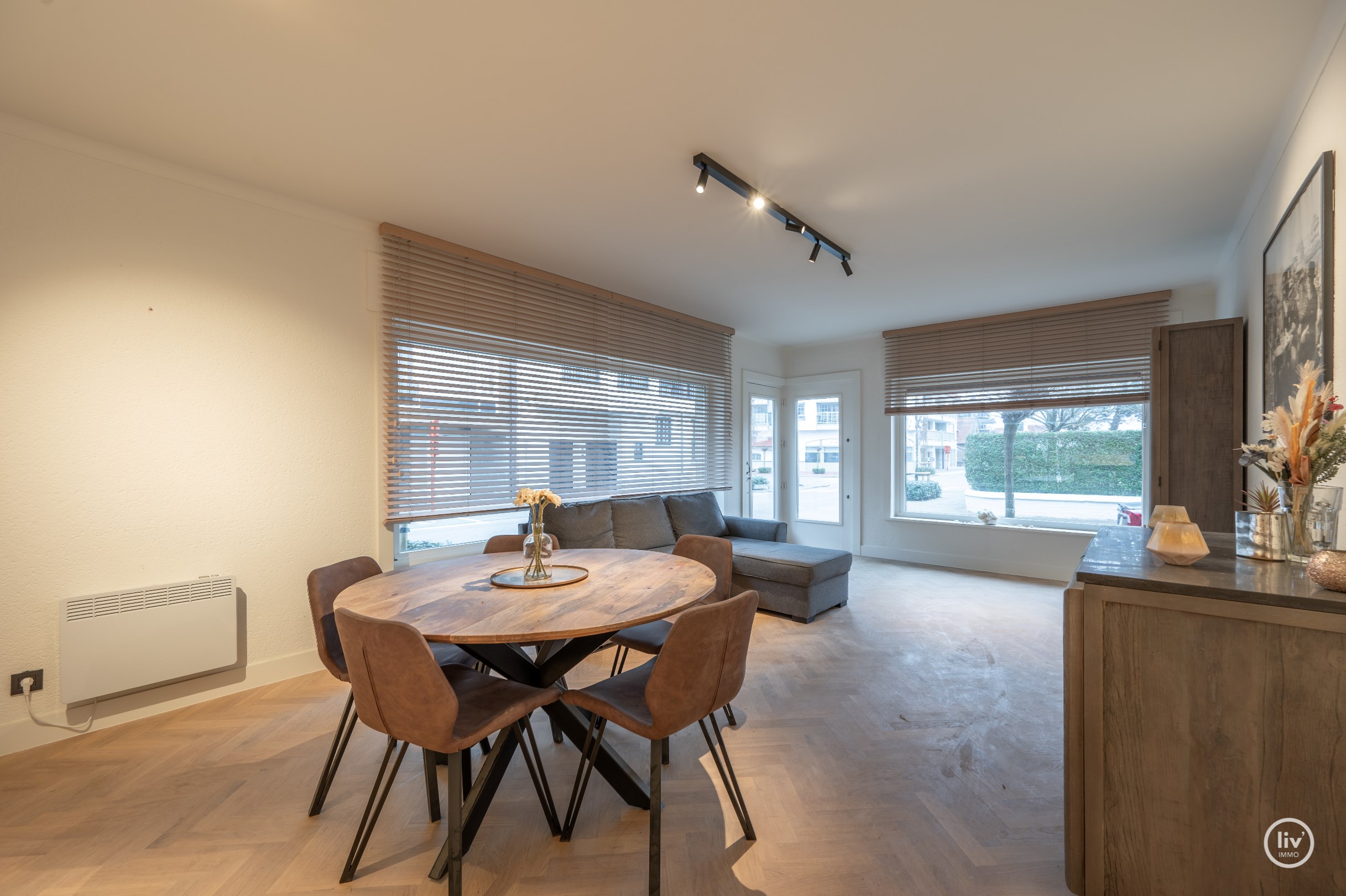 Aangenaam HOEK-appartement centraal gelegen op de hoek van de Zoutelaan en de Montgomerylaan te Knokke. 