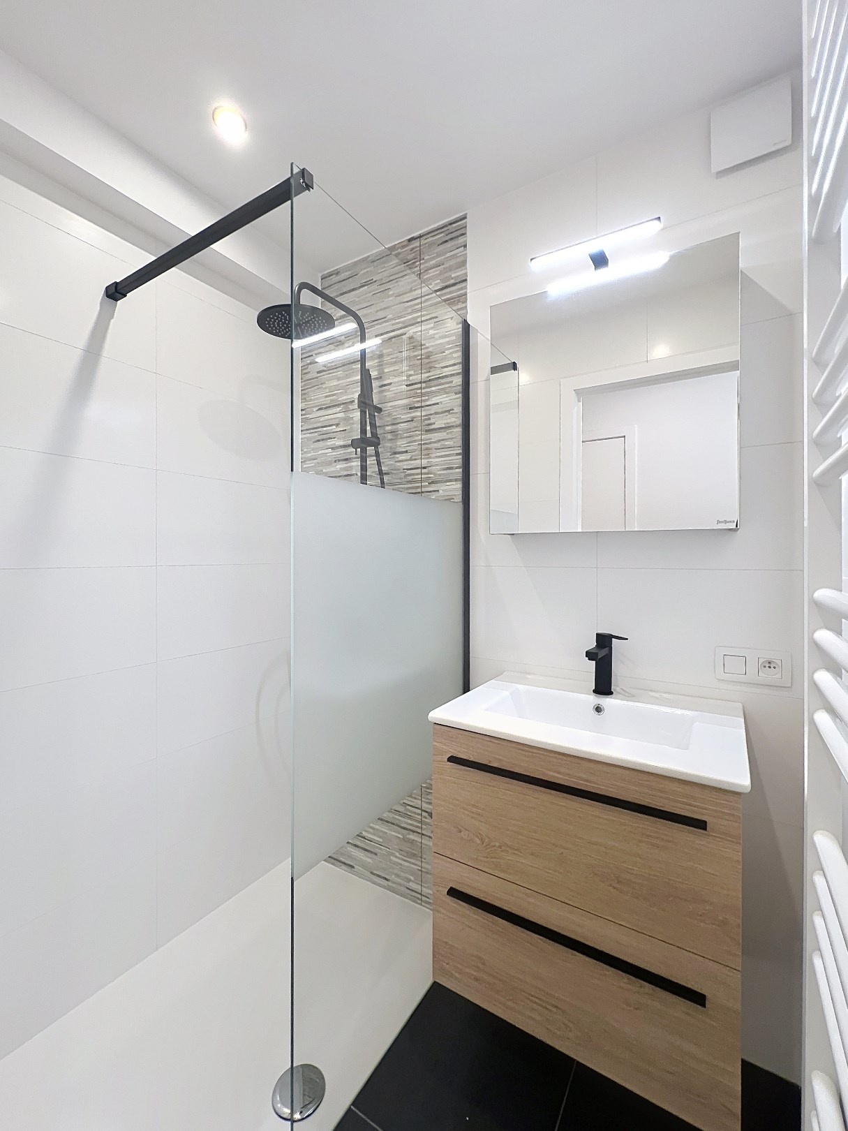 Instapklaar 2-slaapkamerappartement met zijdelings zeezicht in verzorgd gebouw. 