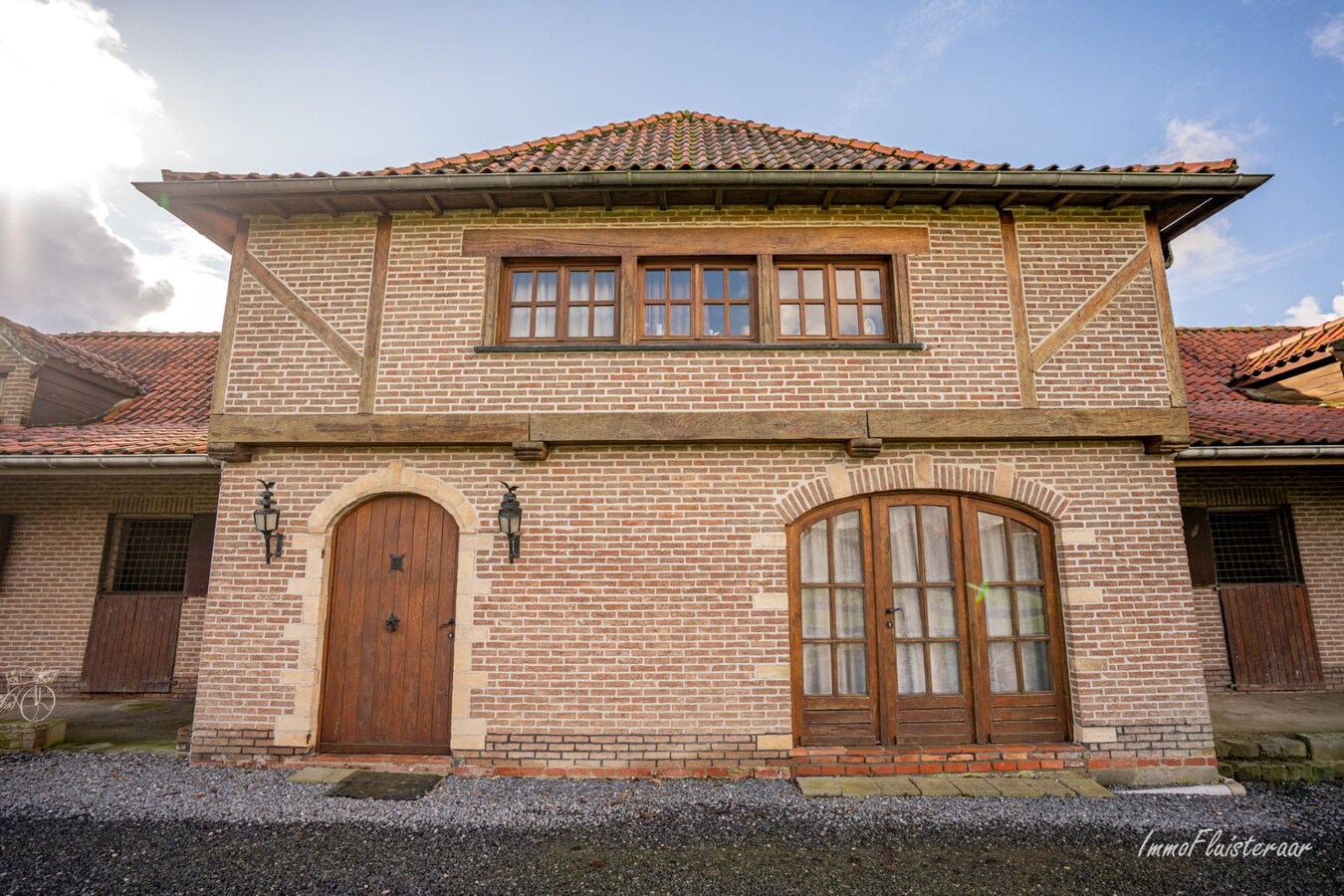 Magnifique complexe &#233;questre avec maison d&#39;entreprise, environ 33 &#233;curies et une piste int&#233;rieure sur plus de 5,6 hectares &#224; Bever (Brabant flamand). 