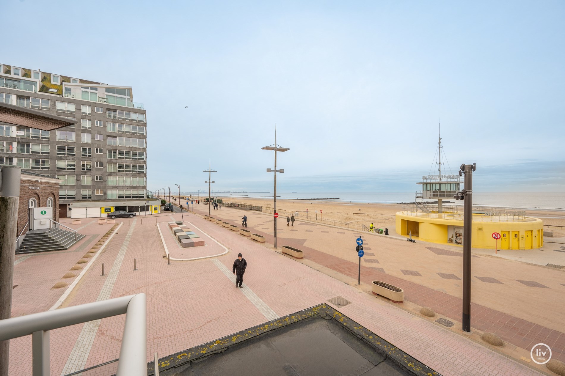 Magnifiek HOEKappartement met FRONTAAL zeezicht en westgericht terras gelegen aan het Lichttorenplein te Knokke. 