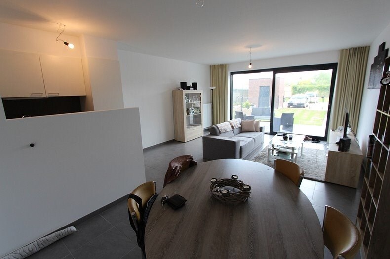 Gelijkvloers nieuwbouwappartement te Ieper met &#233;&#233;n slpkmr en autostaanplaats 