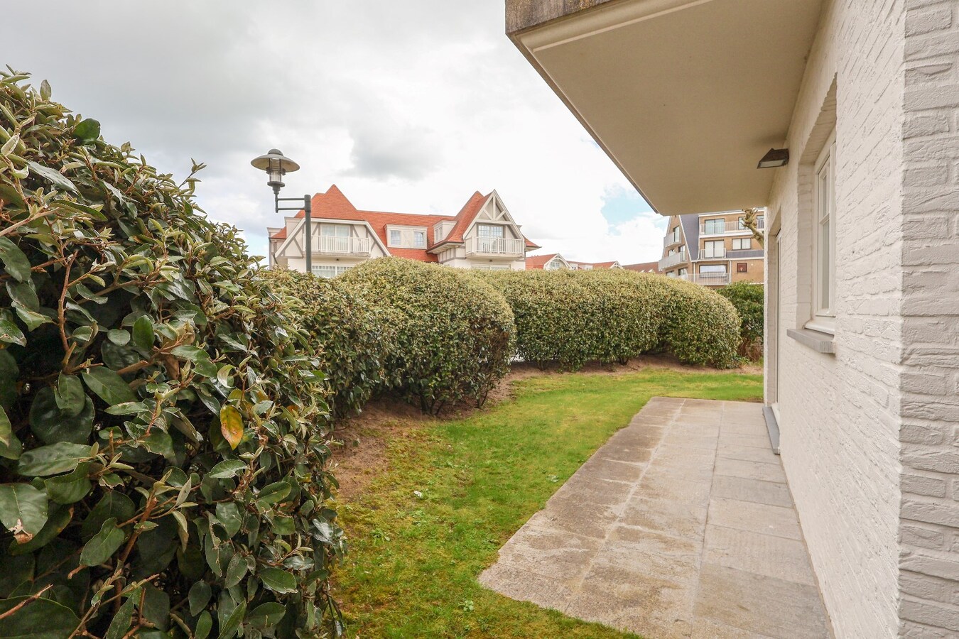 Modern 2slpk-appartement met priv&#233; tuin op wandelafstand van het strand 