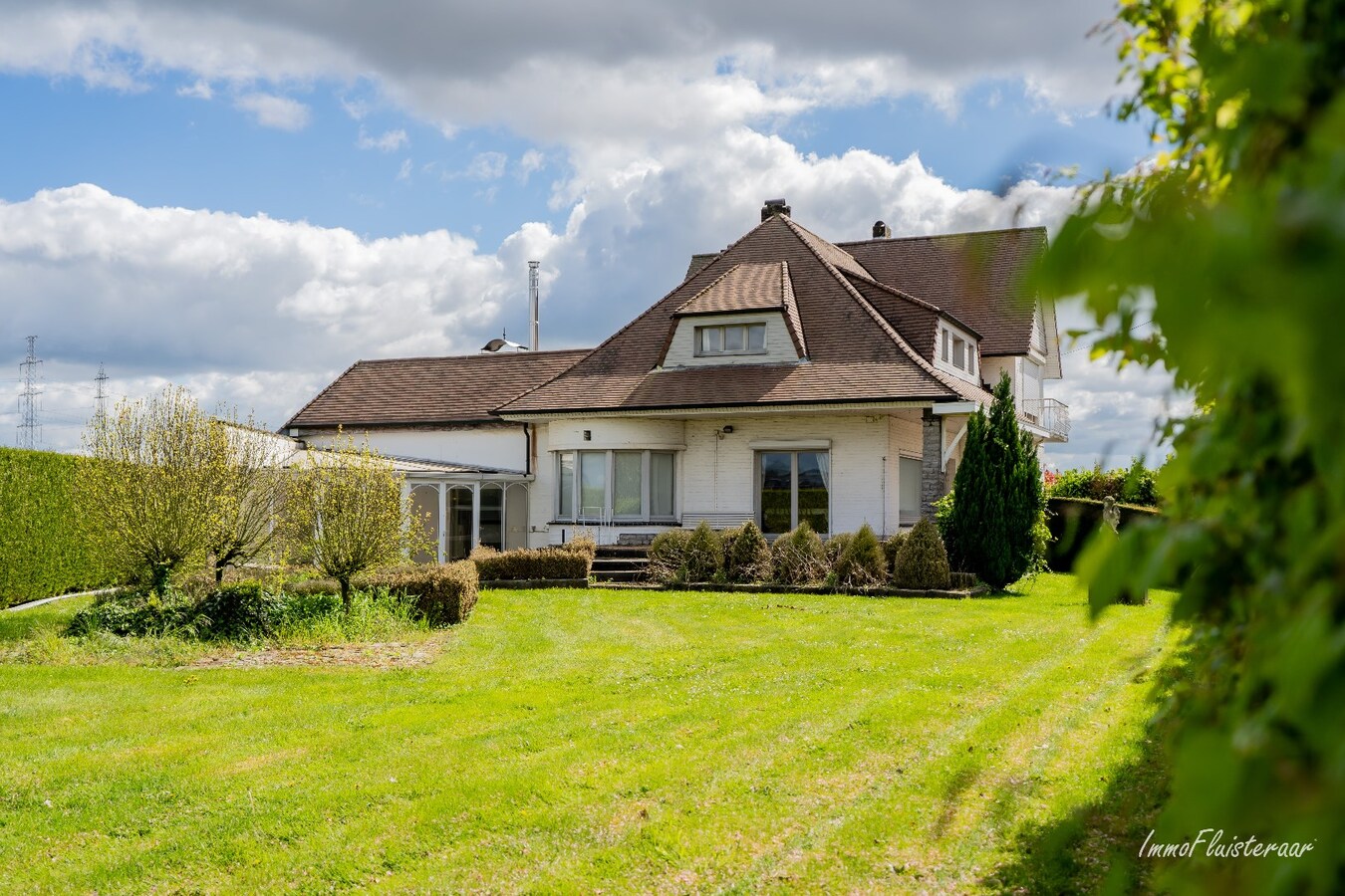 Unique property with two spacious houses on a plot of approximately 35 acres in Bilzen. 