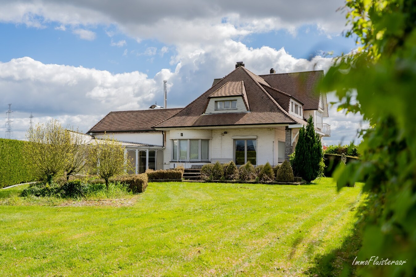 Unieke eigendom met twee ruime woningen op een perceel van ca. 35 are te Bilzen 