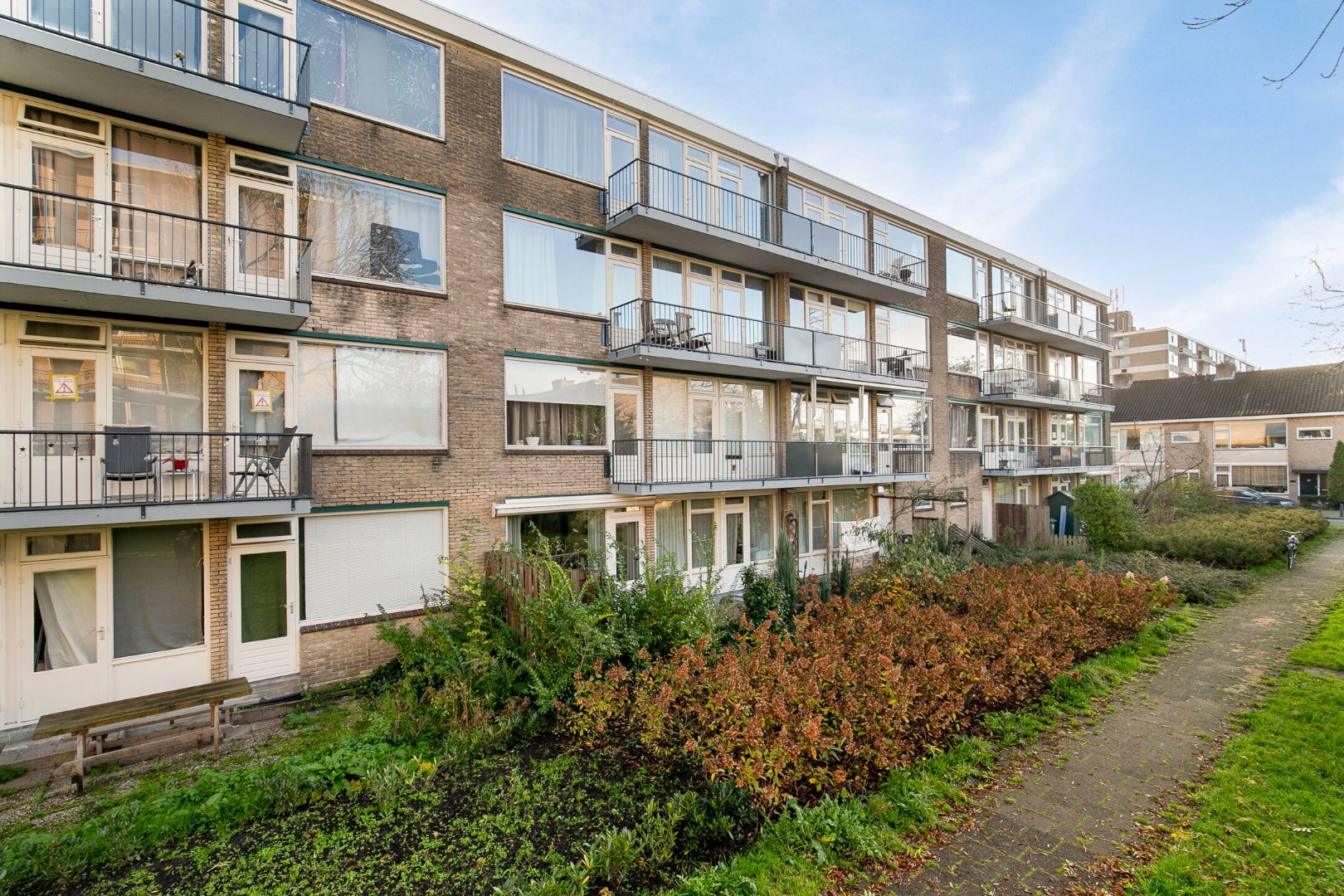 4-kamer Top appartement op de 3e verdieping met 2 balkons, berging in de onderbouw en gelegen op eigen grond! 