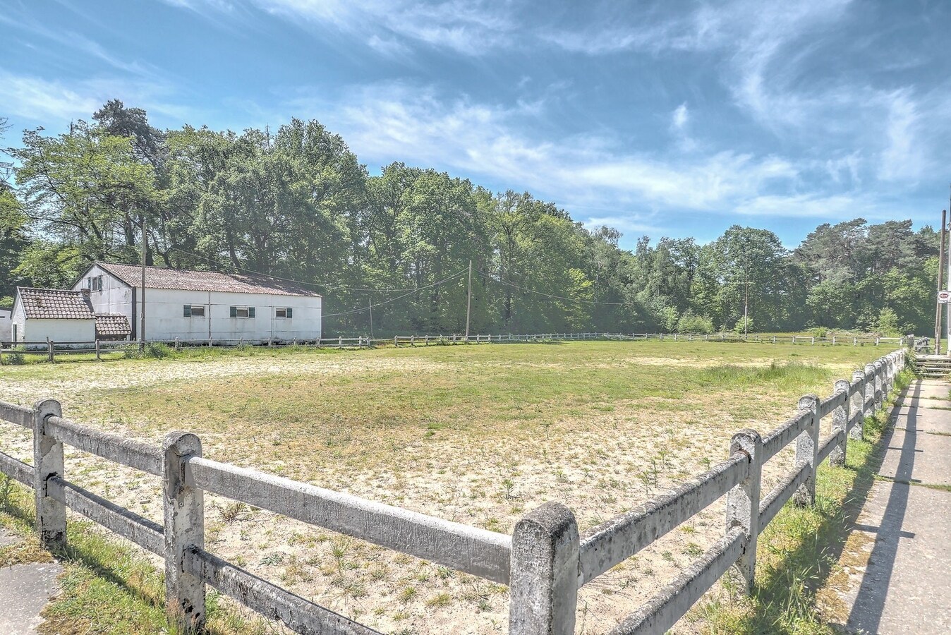 Man&#232;ge avec beaucoup de potentiel (et des subventions) sur environ 5,67 hectares &#224; Heusden-Zolder. 