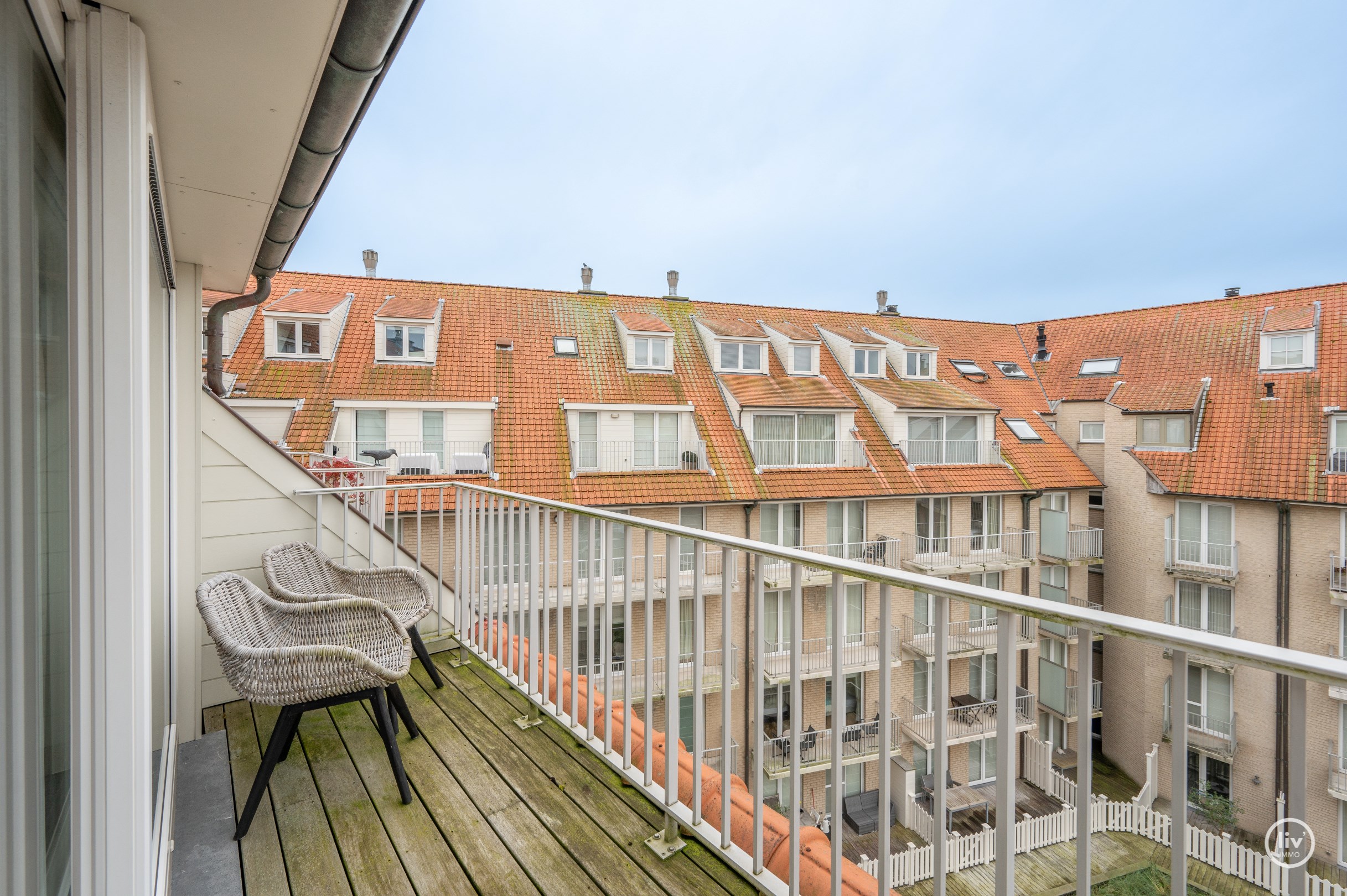 Luxueus gerenoveerd en uitstekend gelegen duplex met prachtige zonneterrassen, gelegen op een steenworp van het strand en het centrum van Knokke Zoute. 