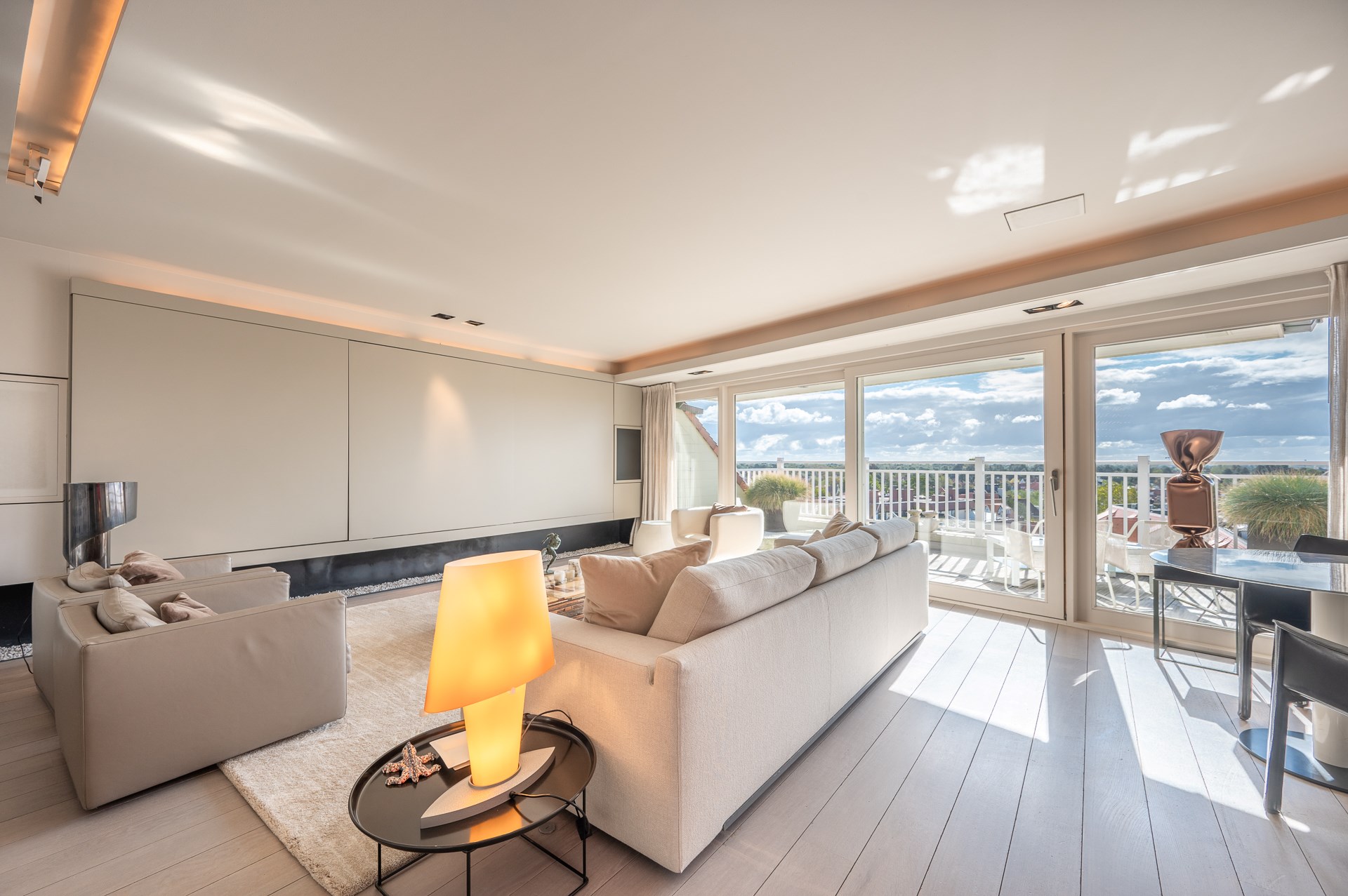 Soci&#233;t&#233; avec dans son actif&#160; un magnifique duplex-penthouse luxueux au milieu des magasins de luxe de l&#39;avenue du Littoral. 