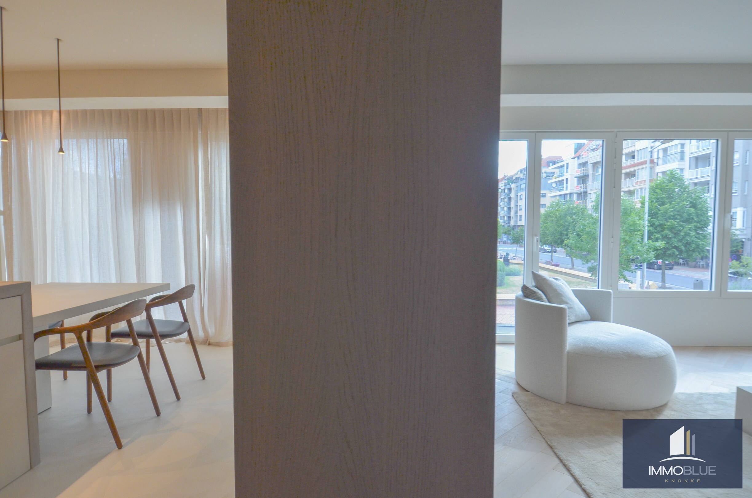 Uitzonderlijk ,tijdloos volledig gerenoveerd appartement met een open zicht . 