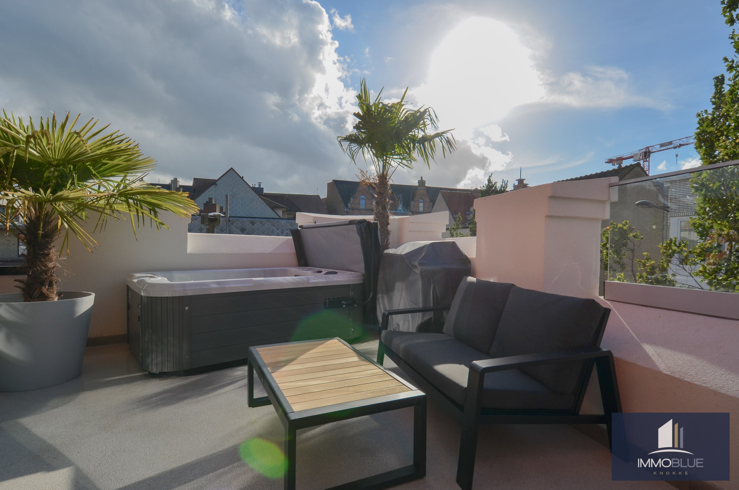 EXCLUSIEF : Duplexappartement met ruim terras gelegen in een kleinschalige nieuwbouwresidentie in Art Deco-stijl. 