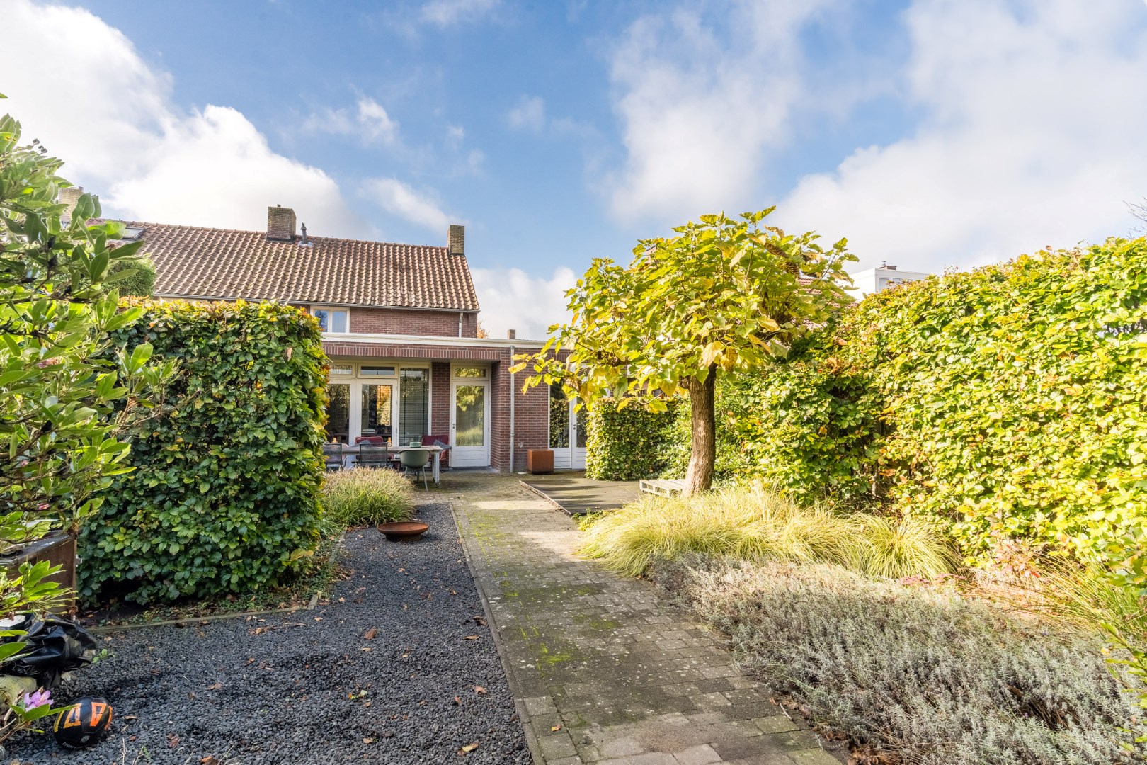 Smaakvol gemoderniseerde en uitgebouwde tweekapper met inpandige garage en diepe tuin. Energielabel C. 