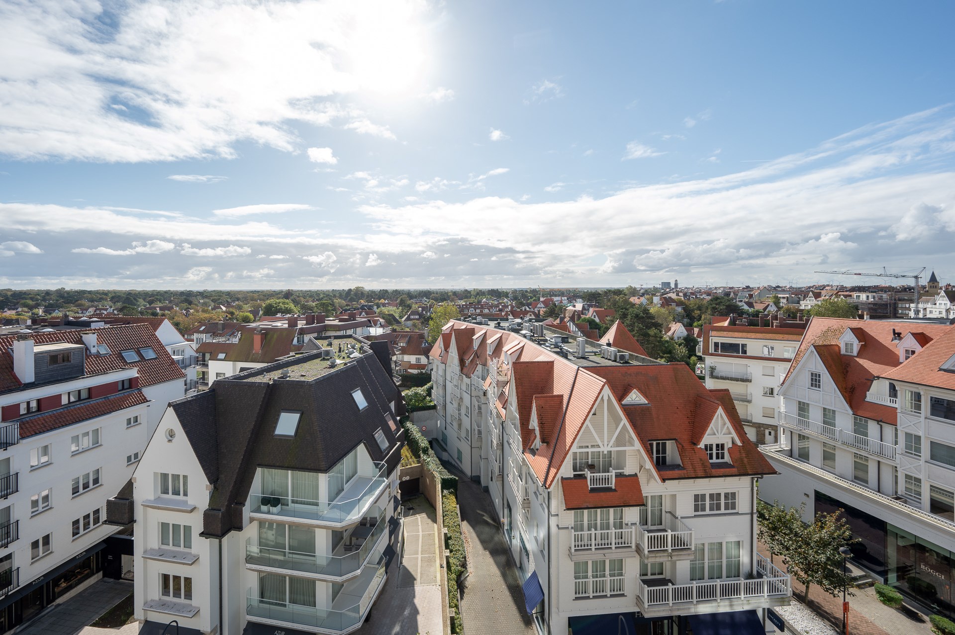 Soci&#233;t&#233; avec dans son actif&#160; un magnifique duplex-penthouse luxueux au milieu des magasins de luxe de l&#39;avenue du Littoral. 