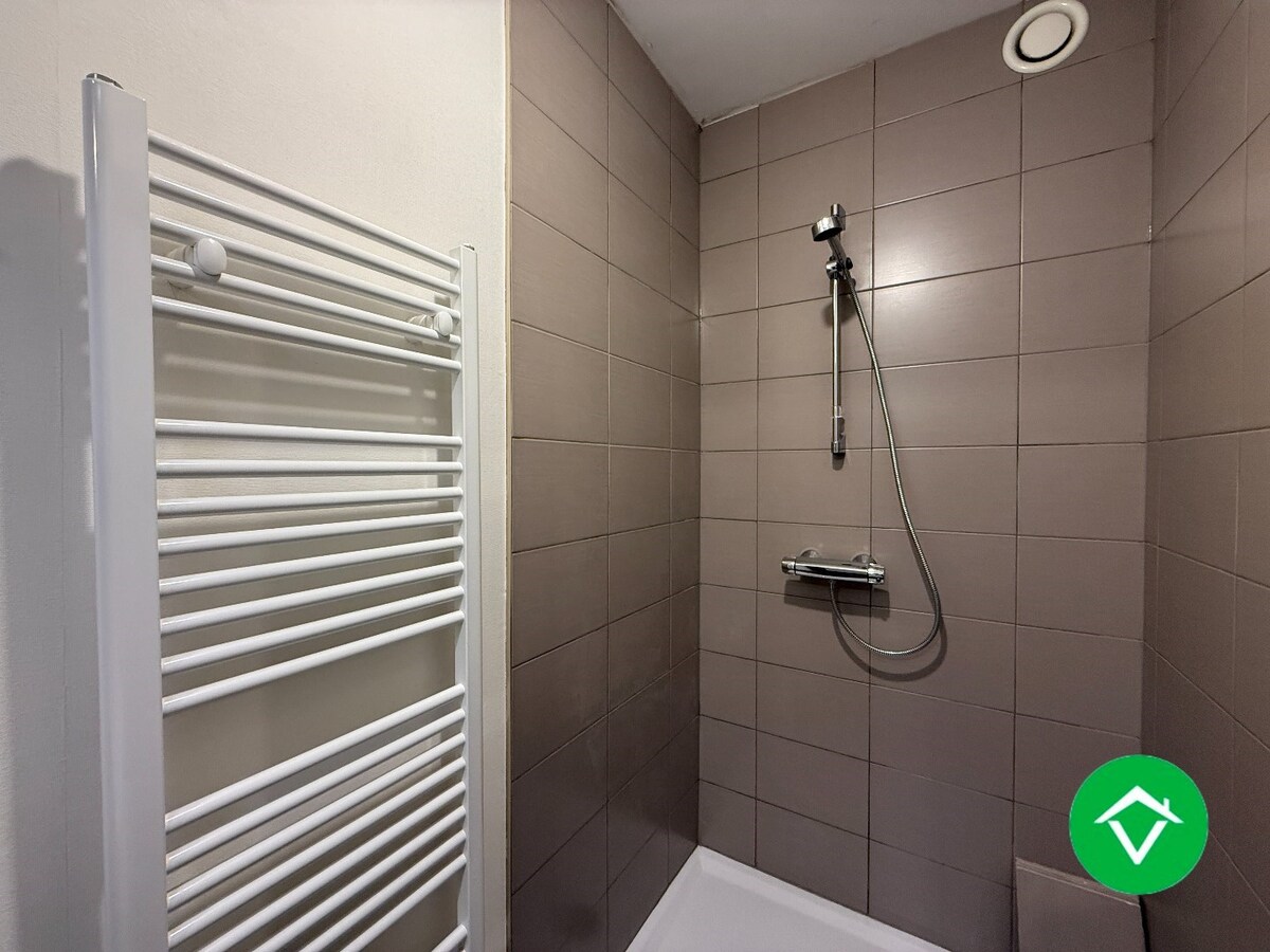 Gelijkvloers appartement op een centrale ligging met &#233;&#233;n slaapkamer, tuin en autostaanplaats te Roeselare 