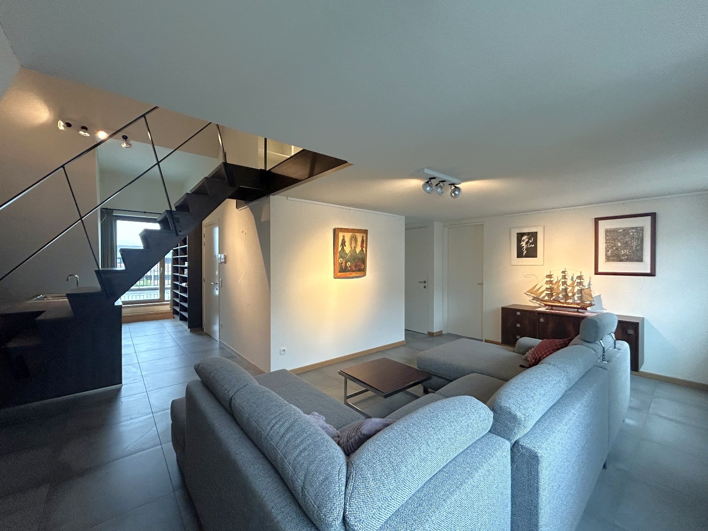 Bemeubeld dakappartement met 1-2 slpk. en uitzonderlijk terras in Geel-centrum 