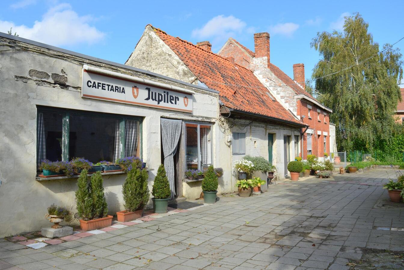 Manege met binnenpiste en 38 boxen op ca. 1,33ha te Destelbergen 