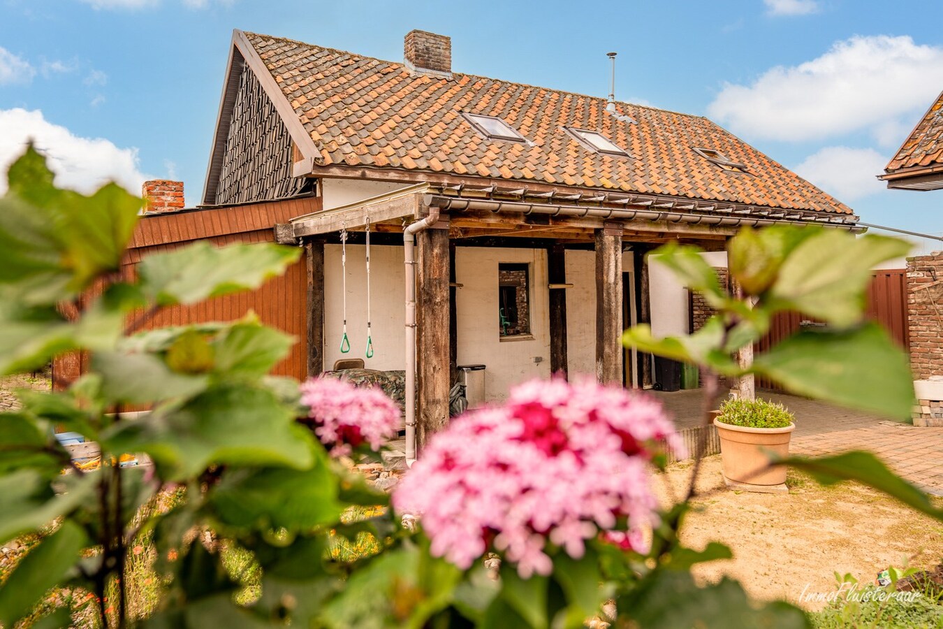 Ruime woning met bijgebouw en een loods op ca. 25 are te Kortessem 