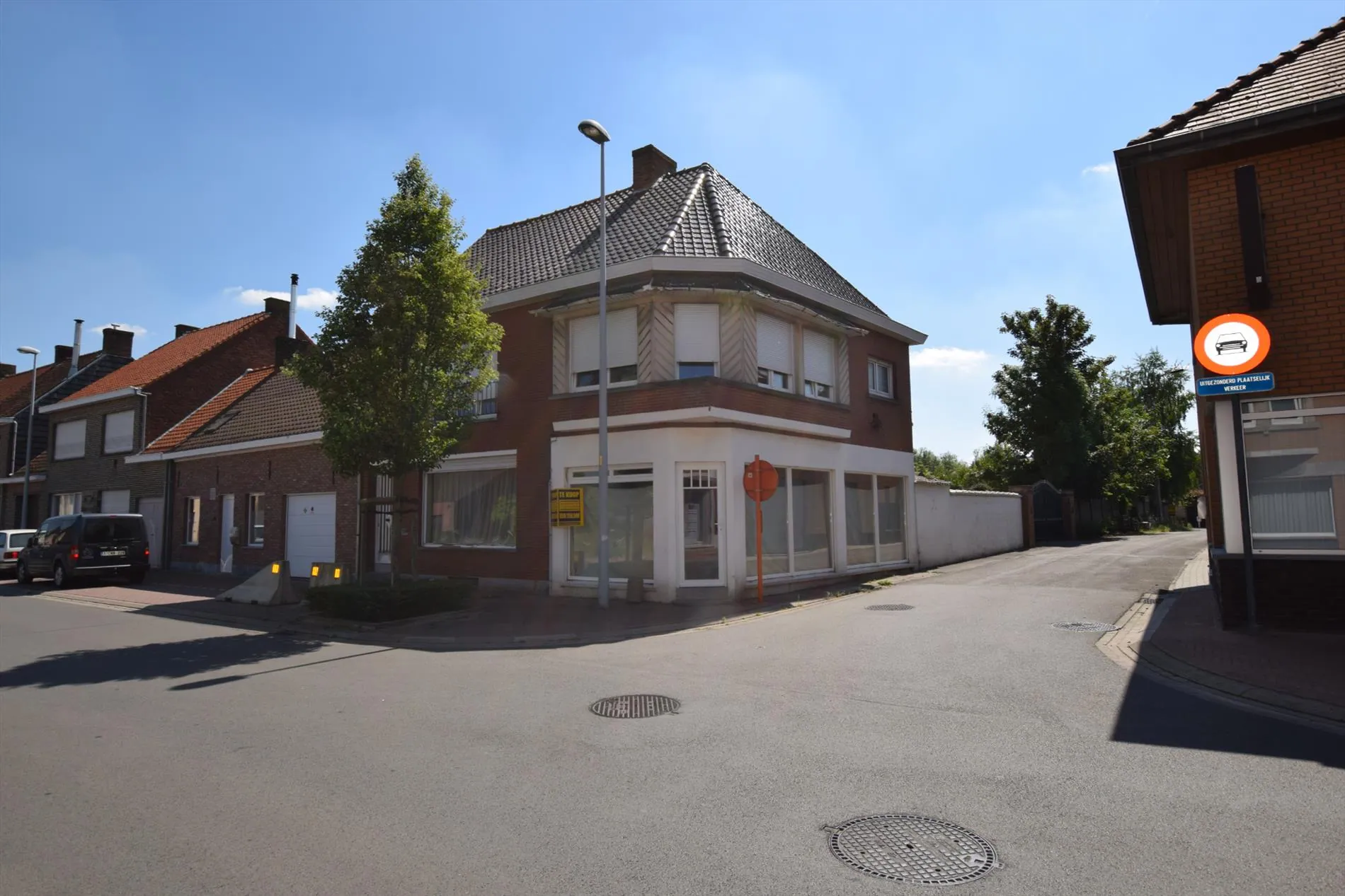  Halfopen bebouwing met garage te Ichtegem op 441 m².