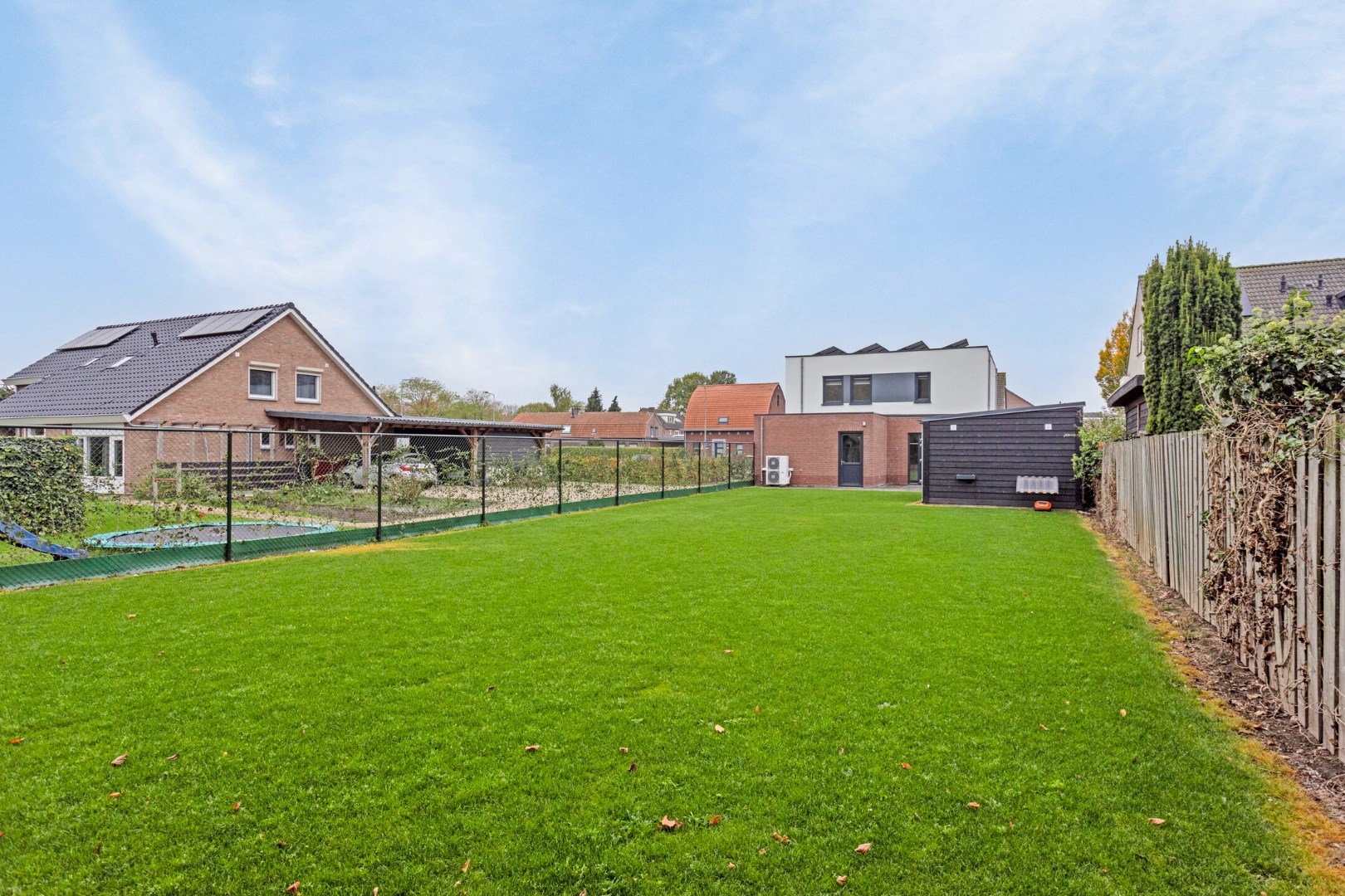 Moderne levensloopbestendige vrijstaande woning met vier slaapkamers, twee badkamers en riante tuin op een ruim perceel van 643 m2 